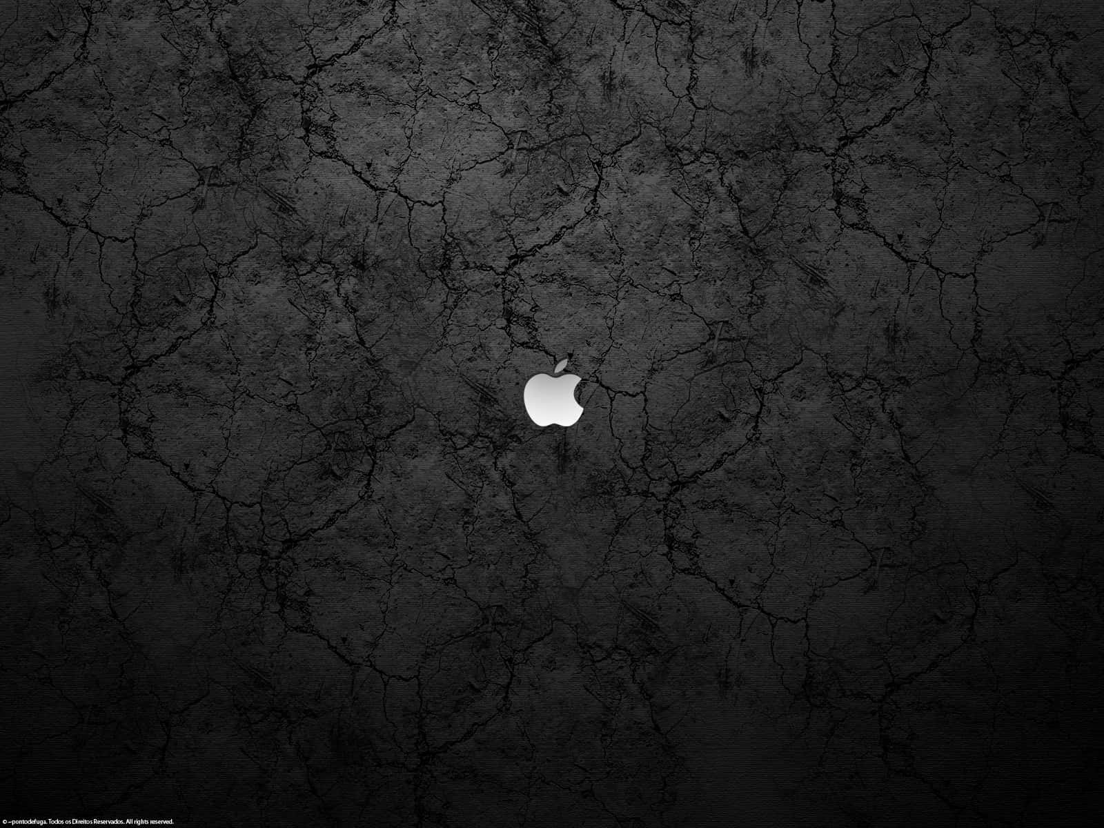 Marble Macbook 桌布 壁紙 — 一個時尚的銀色Apple標誌居中放置在帶有粗糙紋理的破裂黑色混凝土表面上。