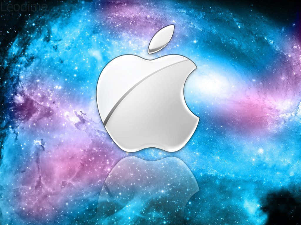 Mac 桌布 壁紙 — 一個時尚的銀色Apple標誌漂浮在充滿活力的宇宙星雲中，星雲由藍色、紫色和粉紅色的星星組成。