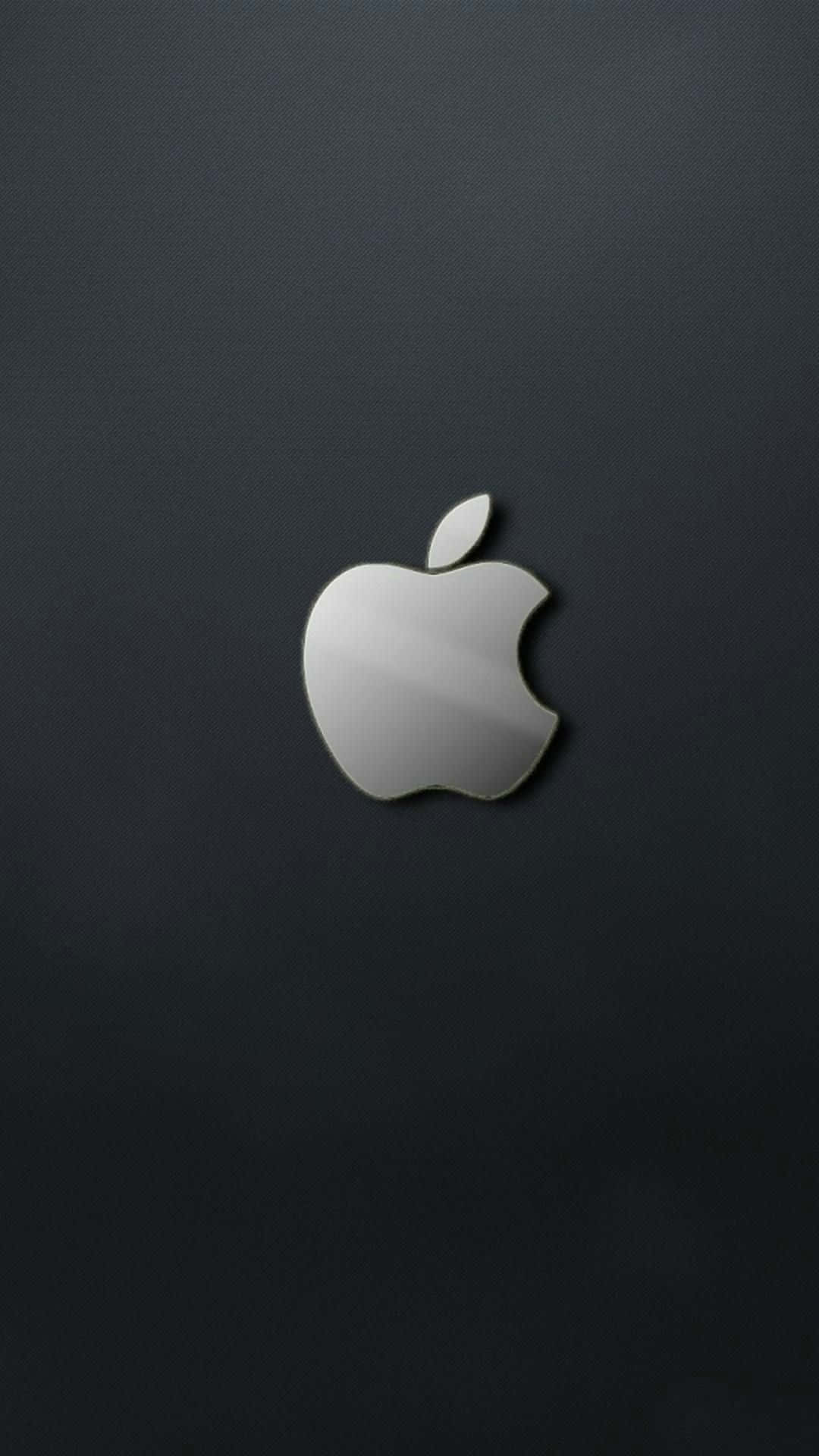 品牌 桌布 壁紙 — 一個時尚的銀色Apple標誌置中於霧面黑色背景上，帶有柔和燈光。