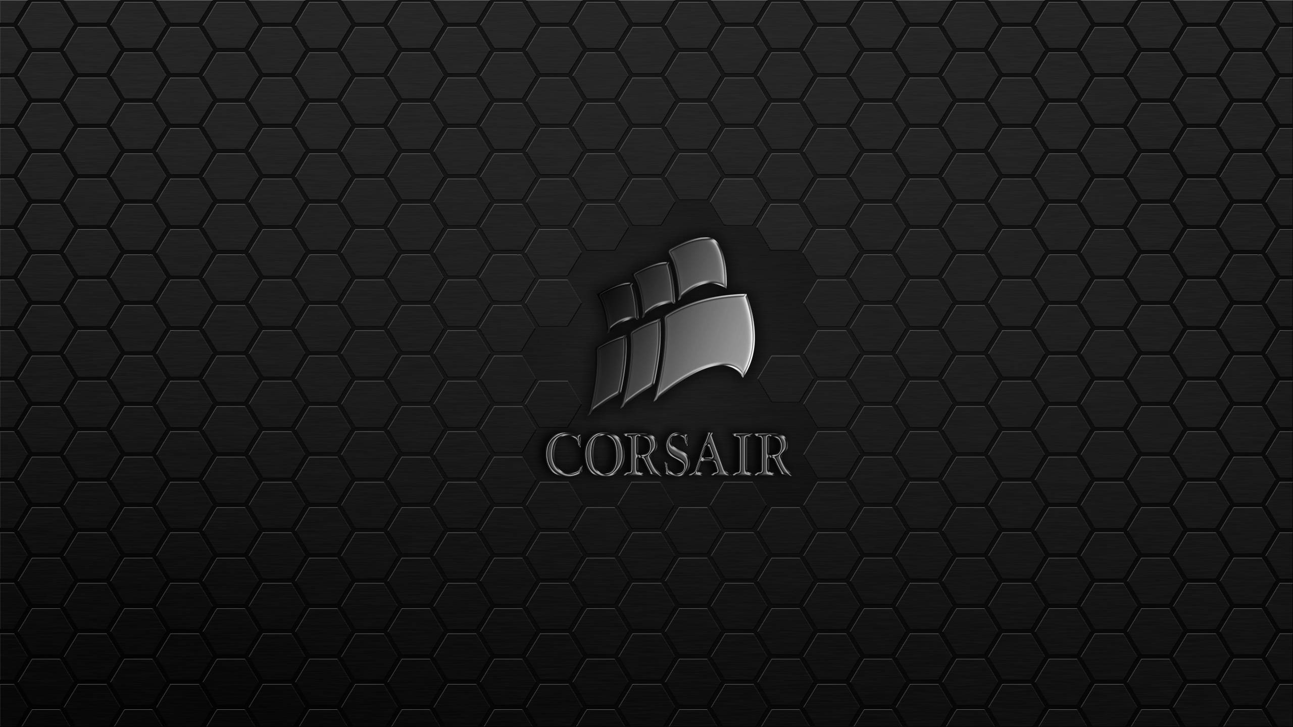 海盜船 桌布 壁紙 — 一個時尚的銀色Corsair標誌，居中在深色六邊形紋理背景上。