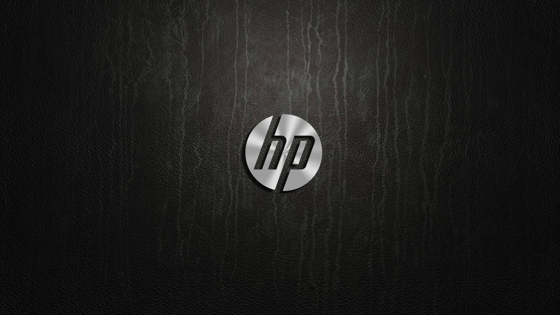 HP 桌布 壁紙 — 一個時尚的銀色HP標誌，居中在帶有細微垂直紋理的黑色皮革背景上。