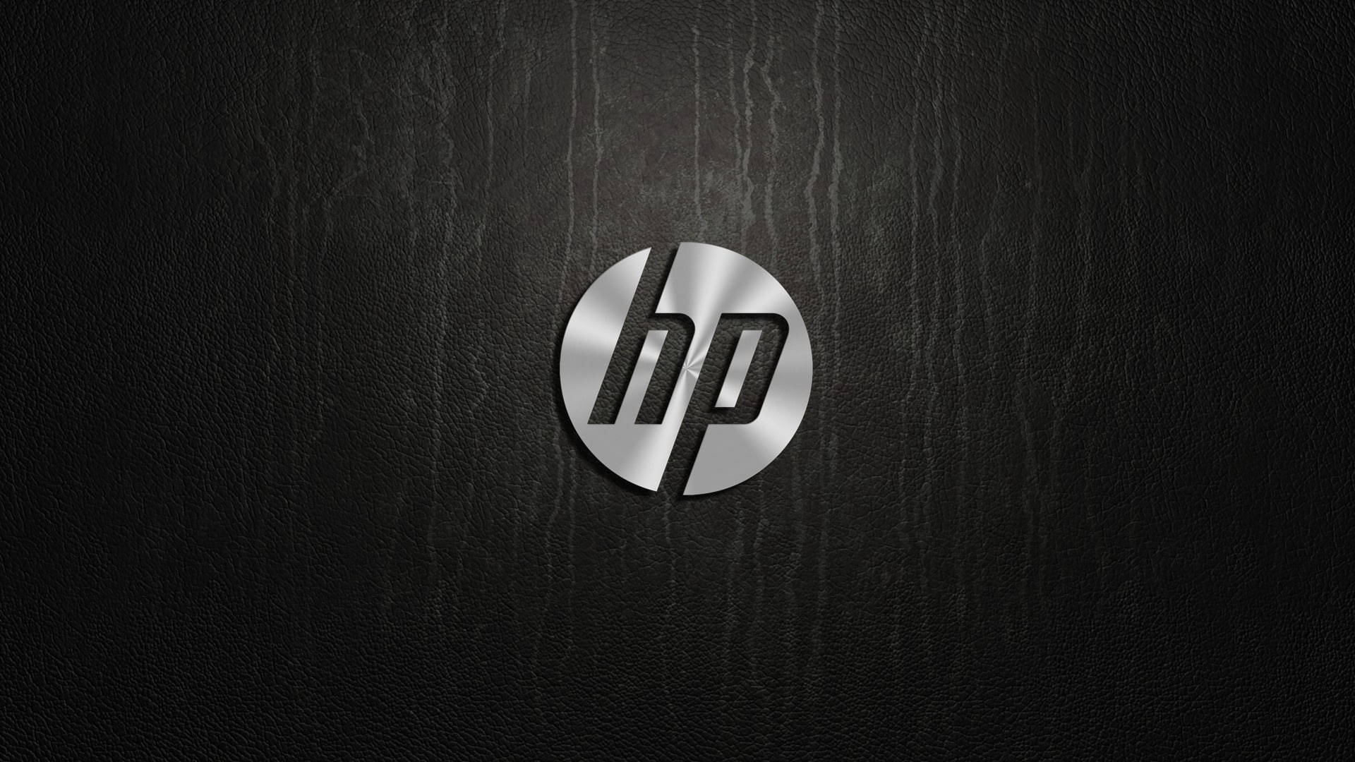 Hp Laptop 桌布 壁紙 — 一個時尚的銀色HP標誌，居中放置在帶有細微垂直紋理的黑色皮革背景上。
