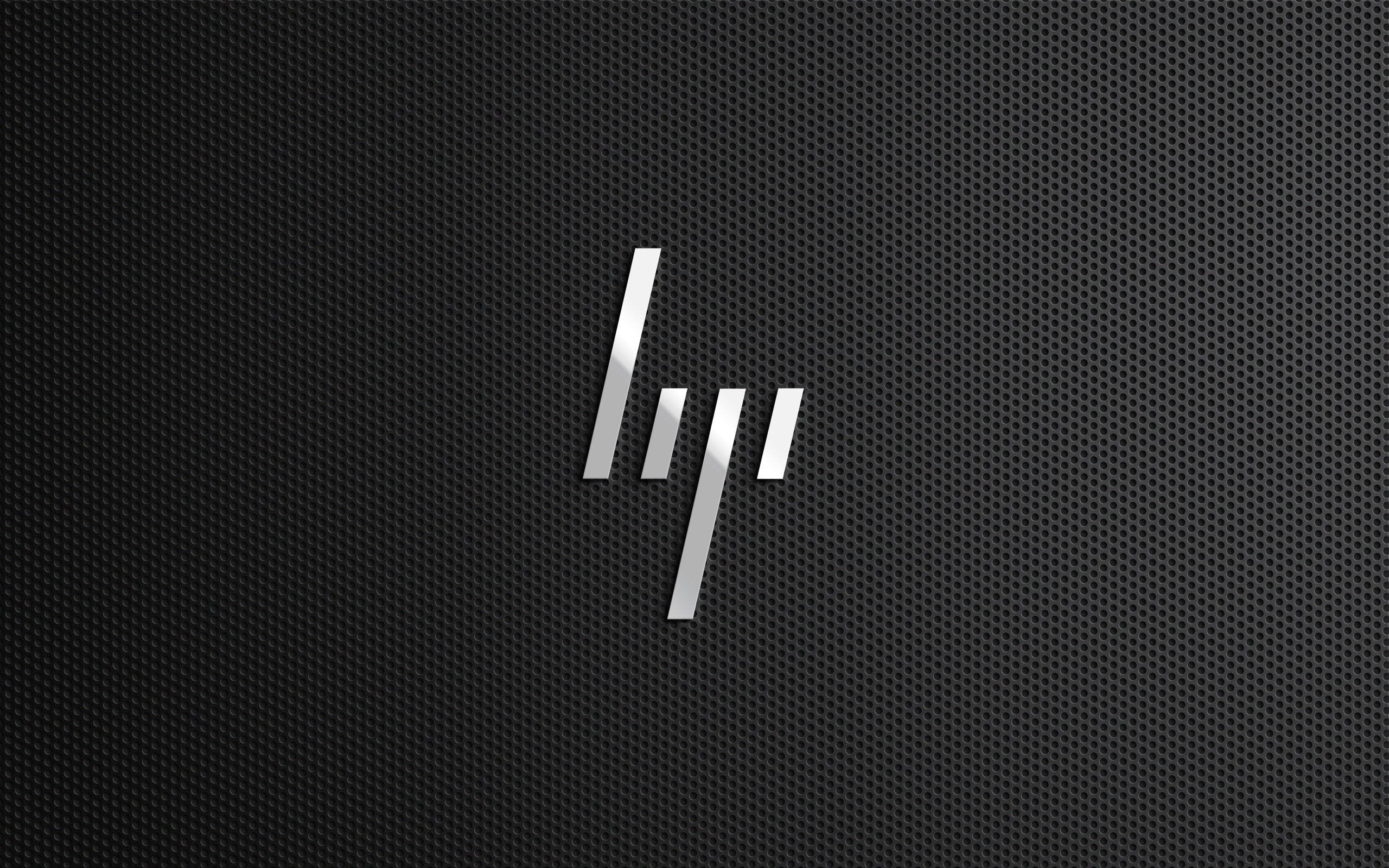 Hp Laptop 桌布 壁紙 — 一個時尚的銀色HP標誌，居中於帶有紋理的黑色穿孔表面上，帶有微妙的燈光高光。