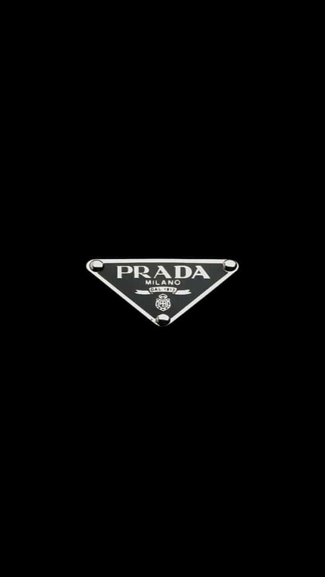 Prada 桌布 壁紙 — 一個時尚的銀色Prada標誌三角形，居中於純黑色背景上，展現極簡優雅。