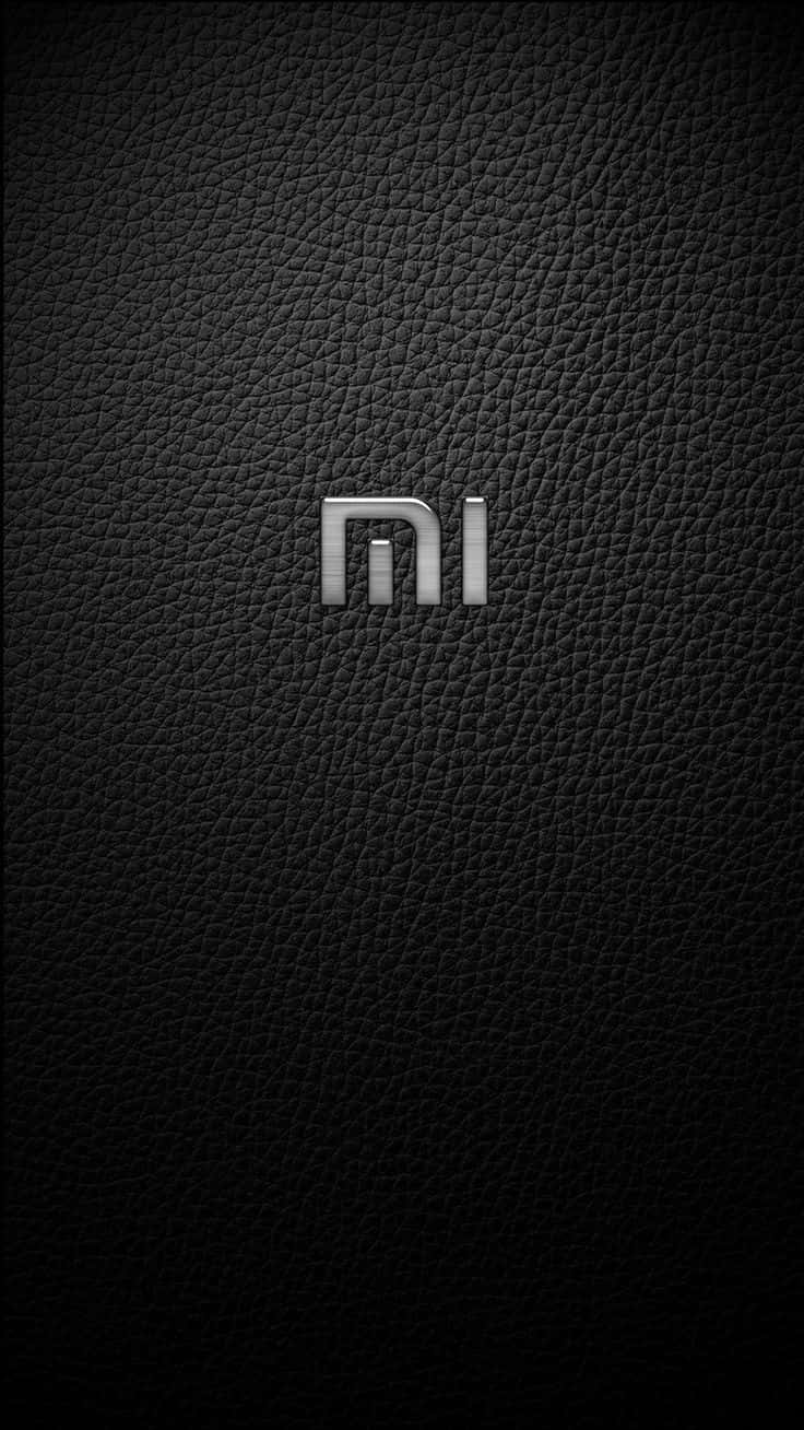 Xiaomi 桌布 壁紙 — 一個時尚的銀色Xiaomi標誌，居中於帶有細微漸變照明的紋理黑色皮革背景上。