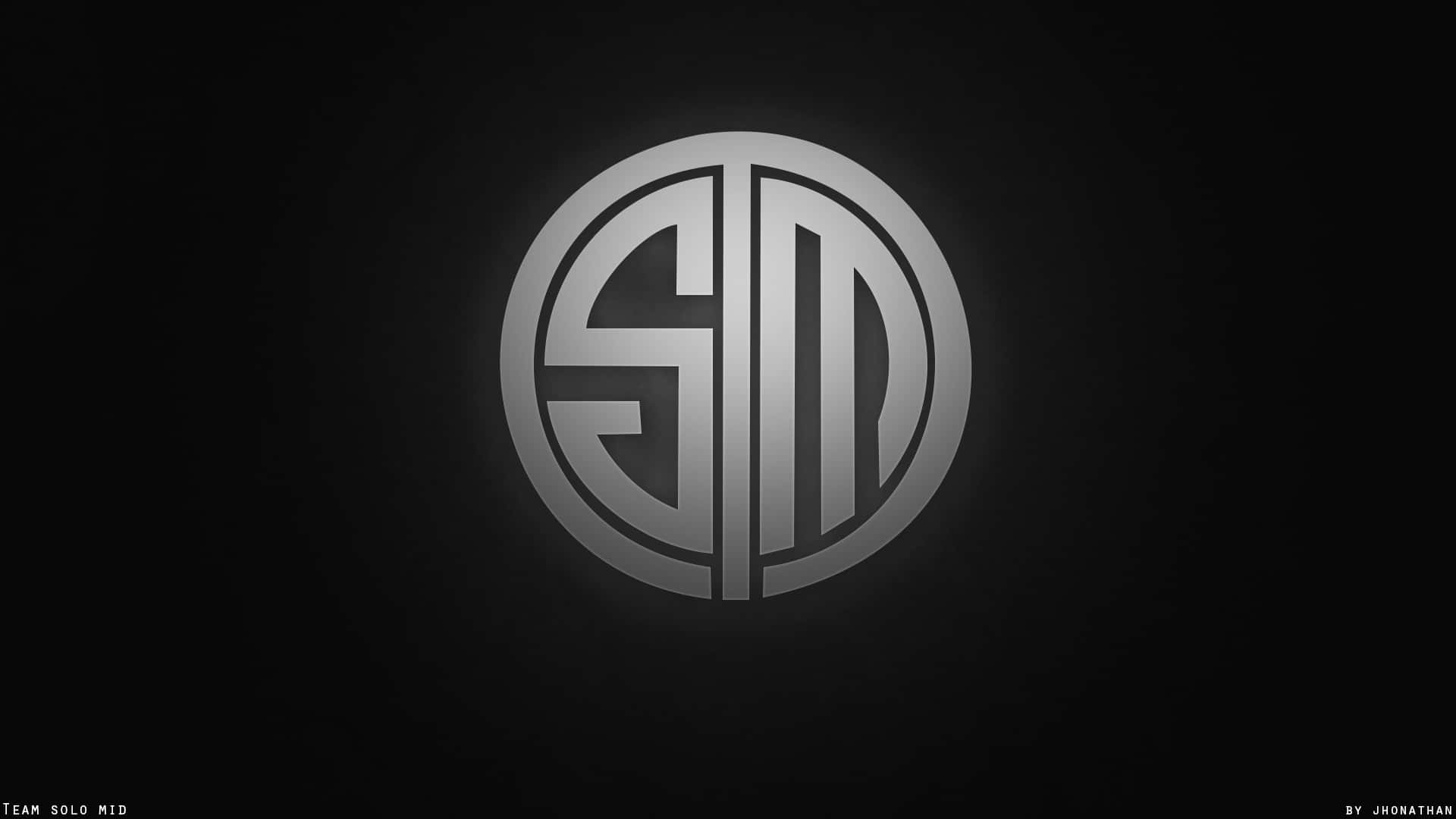 Tsm 桌布 壁紙 — 一個時尚的銀色圓形標誌，帶有風格化的字母，在深色漸變背景上柔和發光。