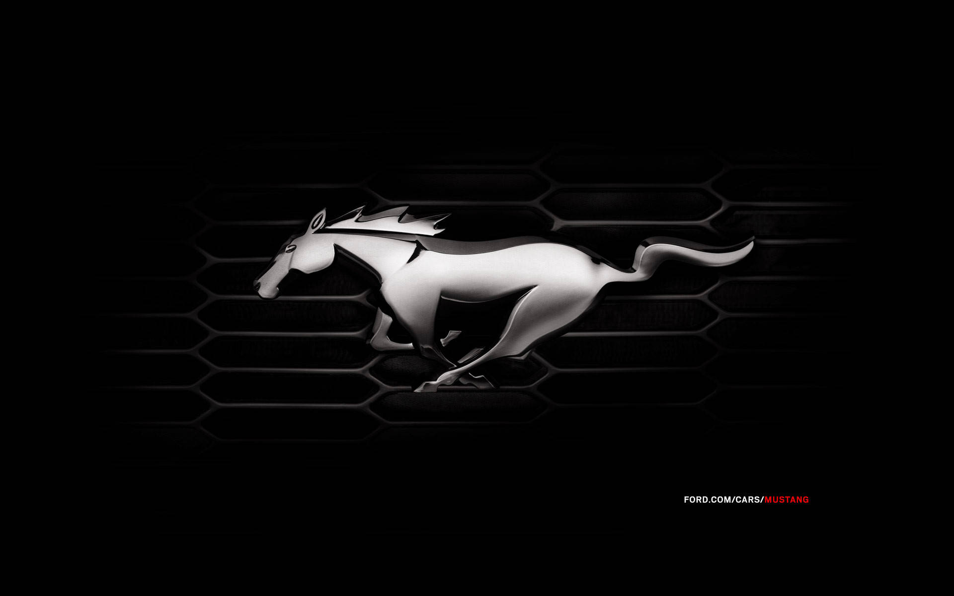 mustang HD 桌布 壁紙 — 一個時尚的銀色奔馬標誌在深色六角形格柵背景下發光。