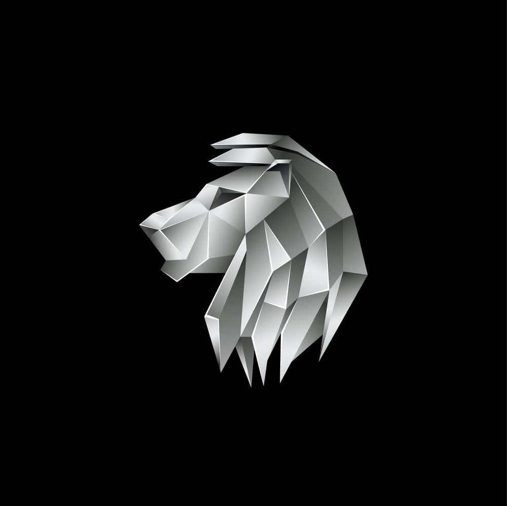 Silver Metallic 桌布 壁紙 — 一個時尚的銀色幾何獅頭雕塑，在純黑色背景上以銳利的角面脫穎而出。