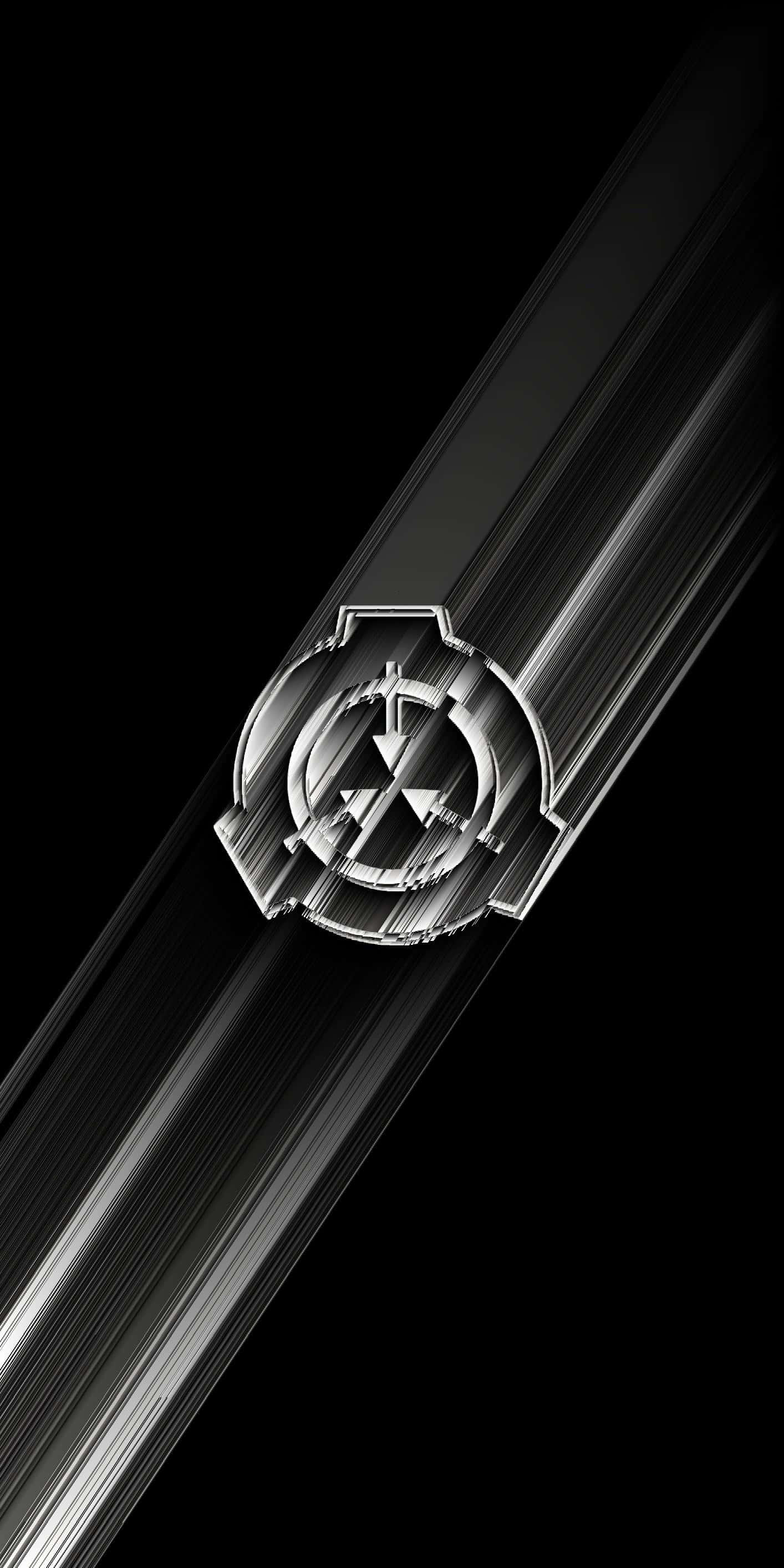 SCP 桌布 壁紙 — 一個時尚的銀色徽章，帶有向下箭頭和三角形，在帶有動態模糊條紋的黑色背景上發光。