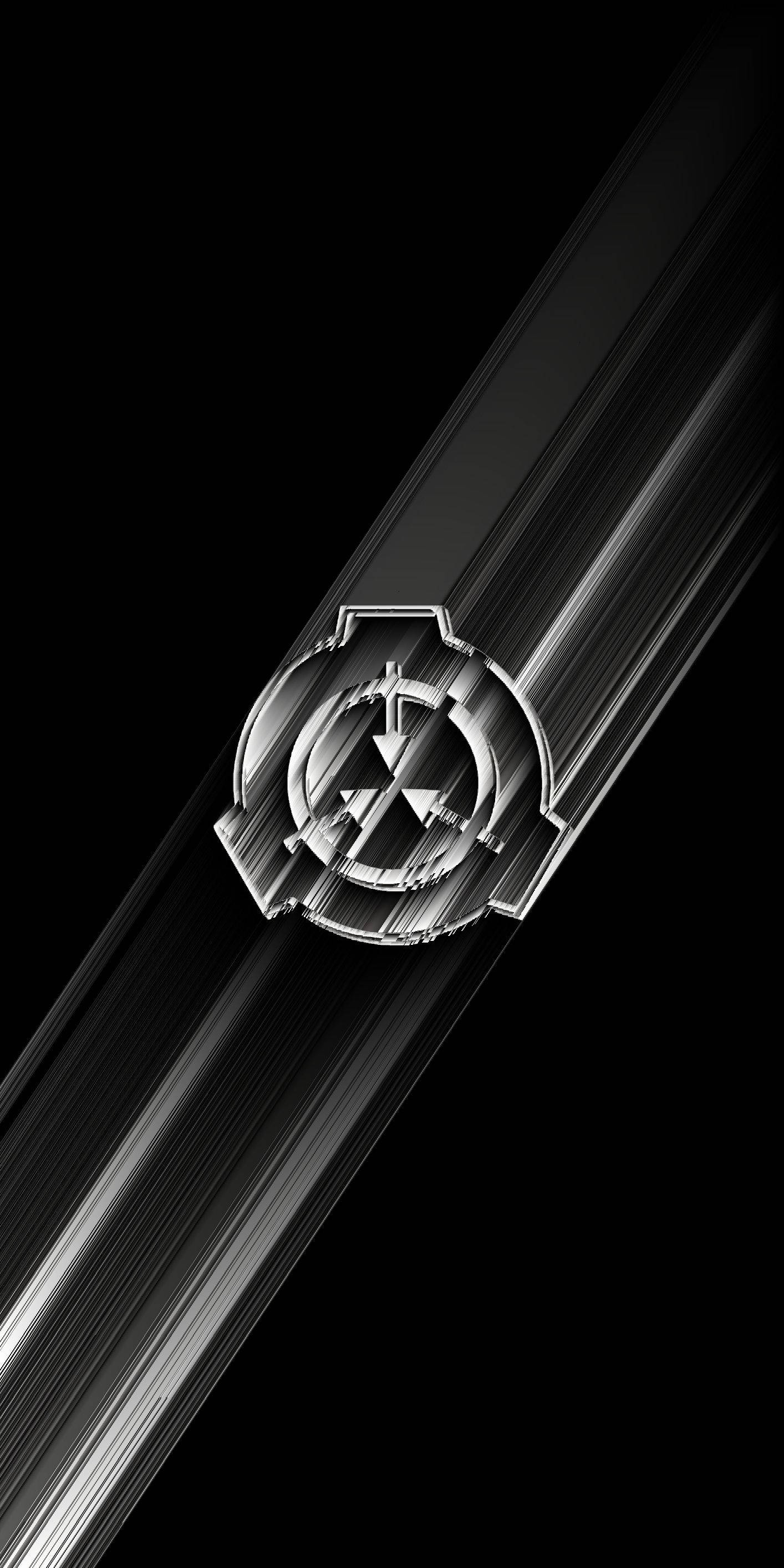 SCP 桌布 壁紙 — 一個時尚的銀色徽章，帶有向下箭頭和三角形，在帶有光紋的黑色背景上發光。