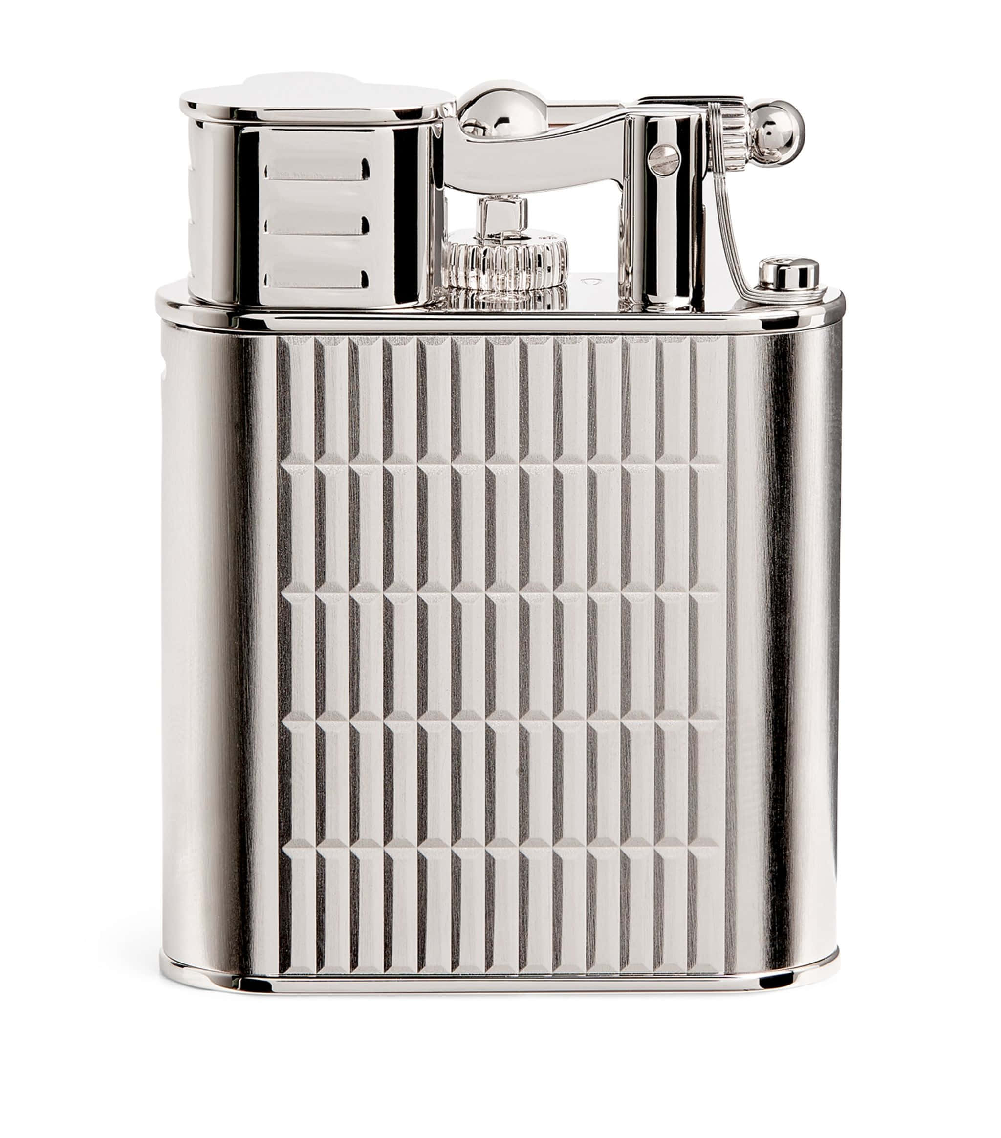 lighter 桌布 壁紙 — 一個時尚的銀色打火機，帶有幾何浮雕圖案和拋光鍍鉻飾面，置於白色背景上。
