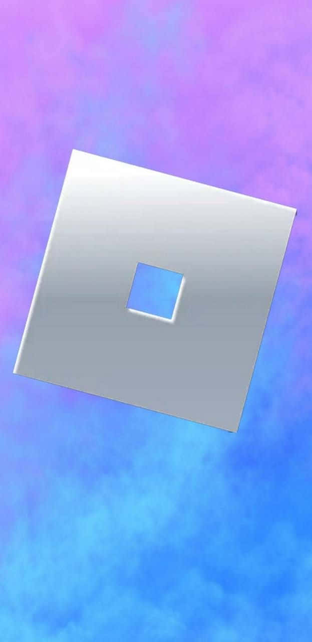 Roblox Logo 桌布 壁紙 — 一個時尚的銀色正方形，帶有發光的藍色正方形鏤空，漂浮在紫色和藍色的漸變天空上。