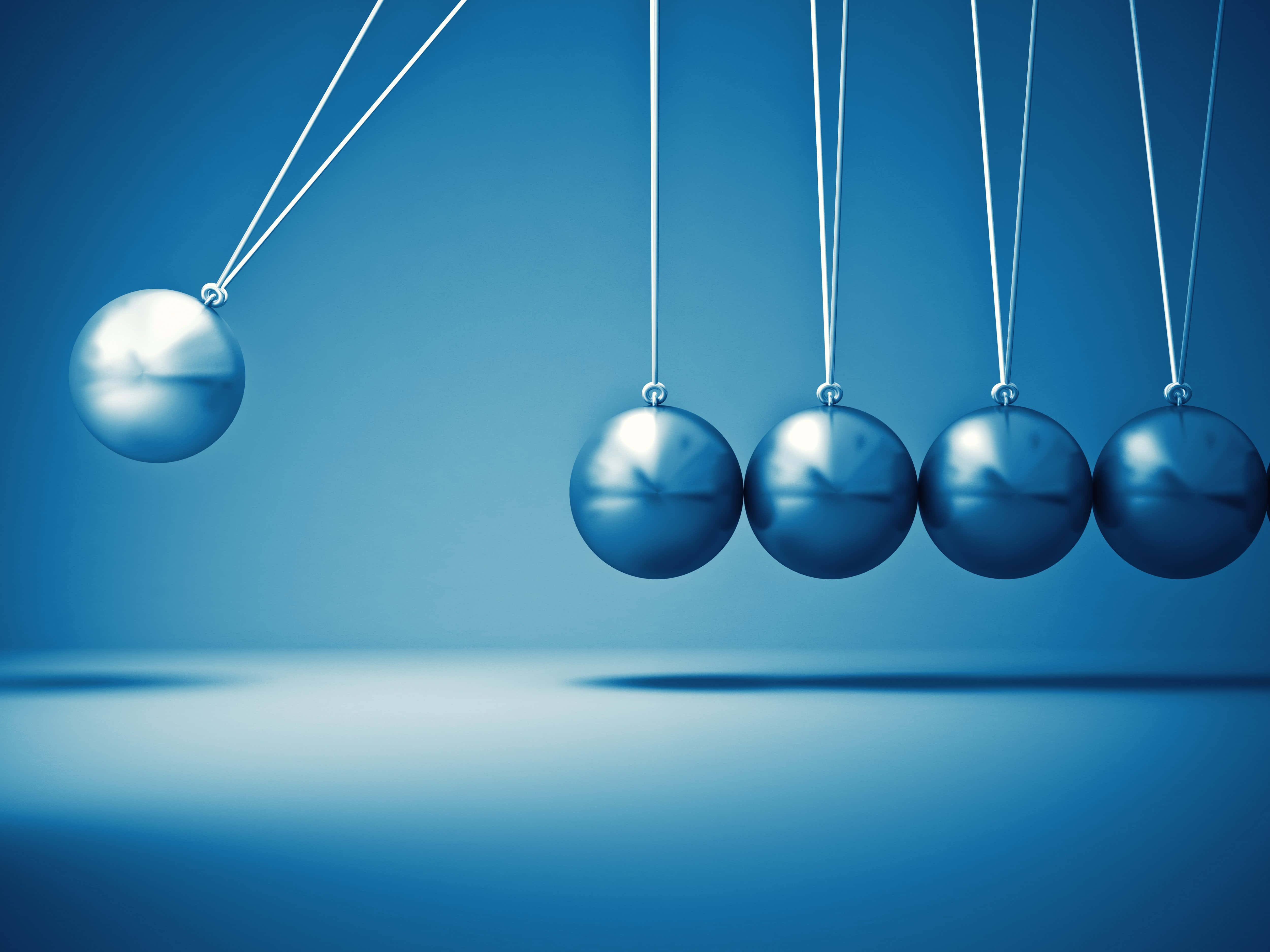 Physics 桌布 壁紙 — 一個時尚的銀色牛頓搖擺球在漸變藍色背景上搖擺，帶有柔和陰影。