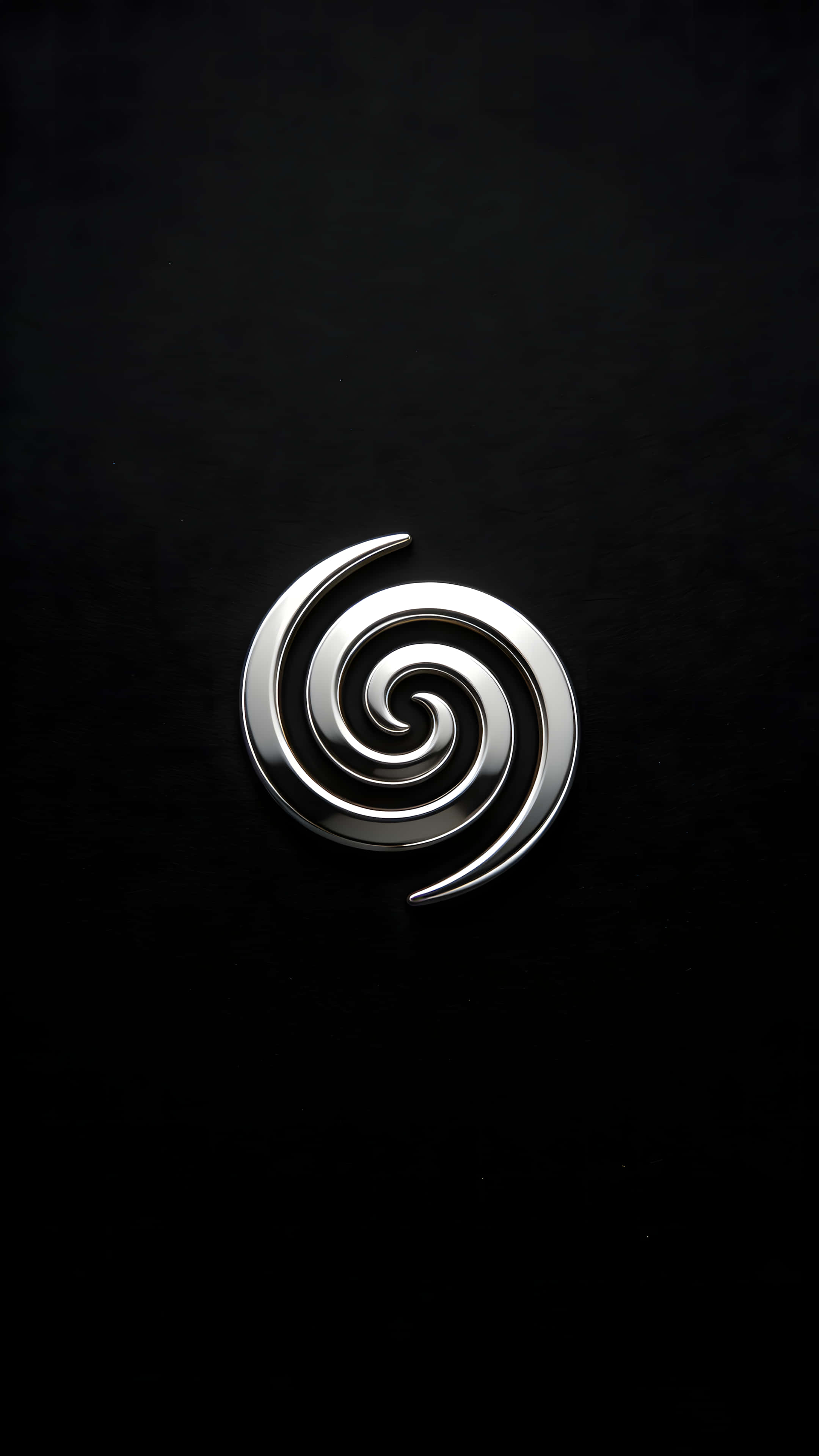 Swirl Design 桌布 壁紙 — 一個時尚的銀色螺旋徽章，帶有拋光金屬亮點，居中放置在消光黑色紋理表面上。