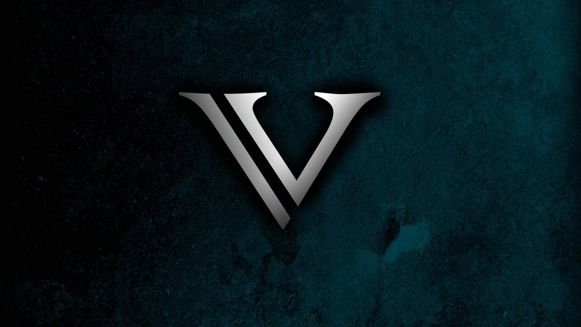 v 桌布 壁紙 — 一個時尚的銀色風格化V標誌在帶有紋理的深藍綠色和黑色背景上閃耀。
