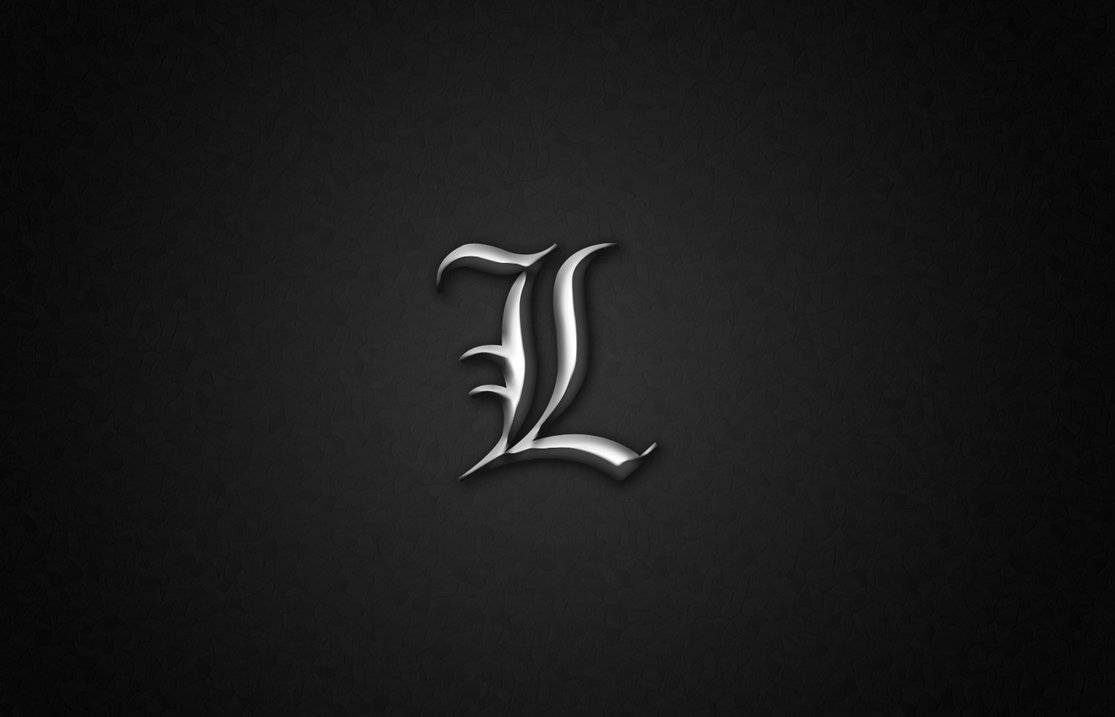 Death Note Aesthetic 桌布 壁紙 — 一個時尚的銀色風格化字母L在帶有柔和照明的紋理黑色背景上閃耀。