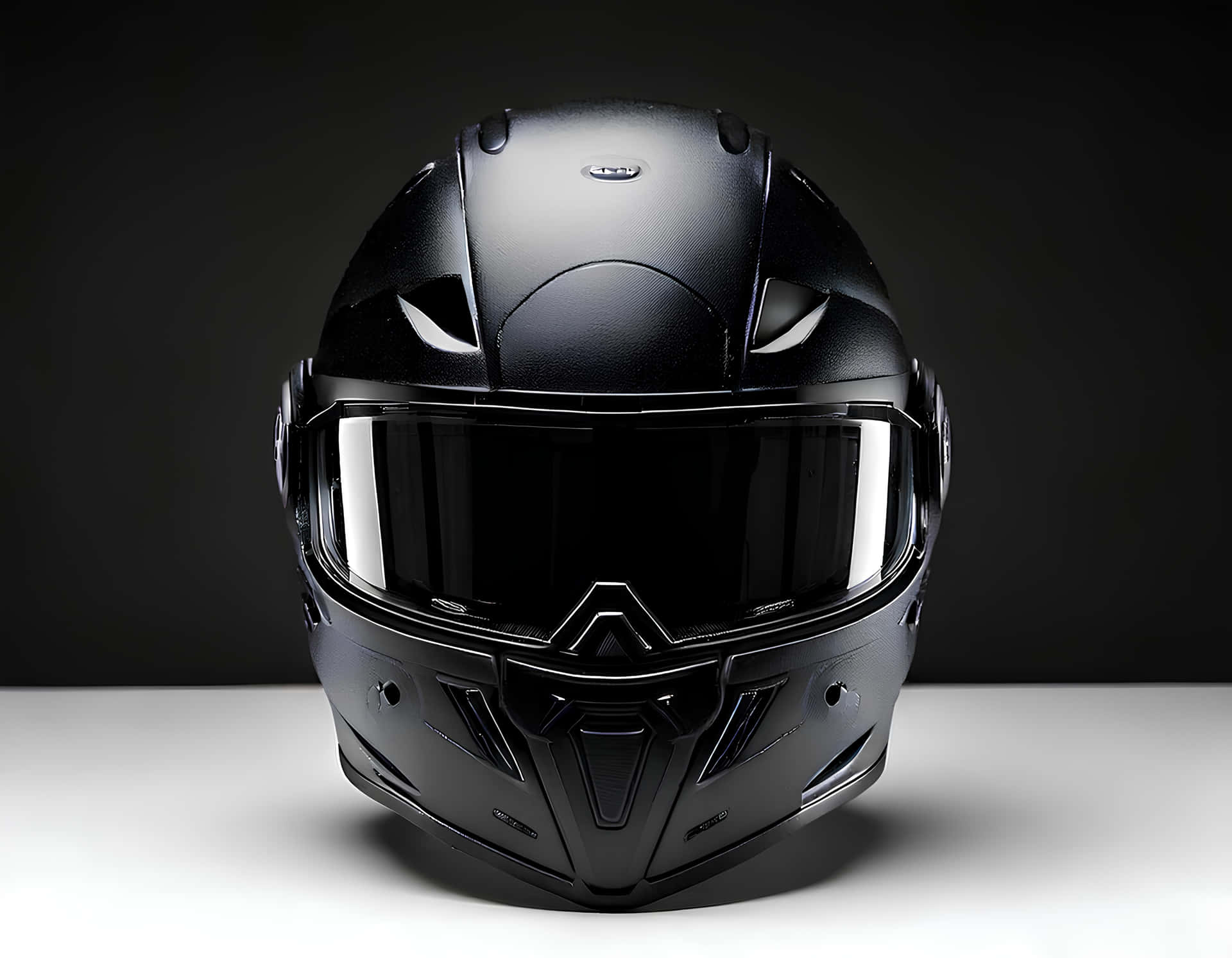 Helmet 壁紙 — 一個時尚的霧面黑色全罩式機車安全帽，帶有反光面罩，置中於白色表面上，背景為深色。