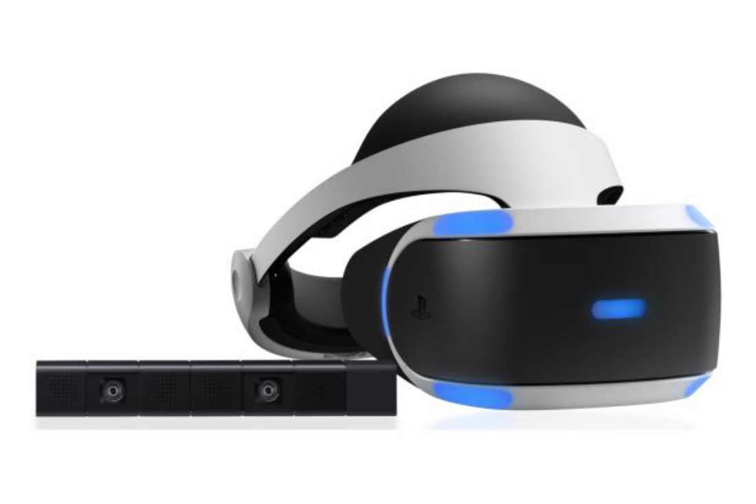 PlayStation 桌布 壁紙 — 一個時尚的黑白PlayStation VR頭戴裝置，帶有藍色發光點綴，放置在乾淨的白色背景上，旁邊是其相機條。
