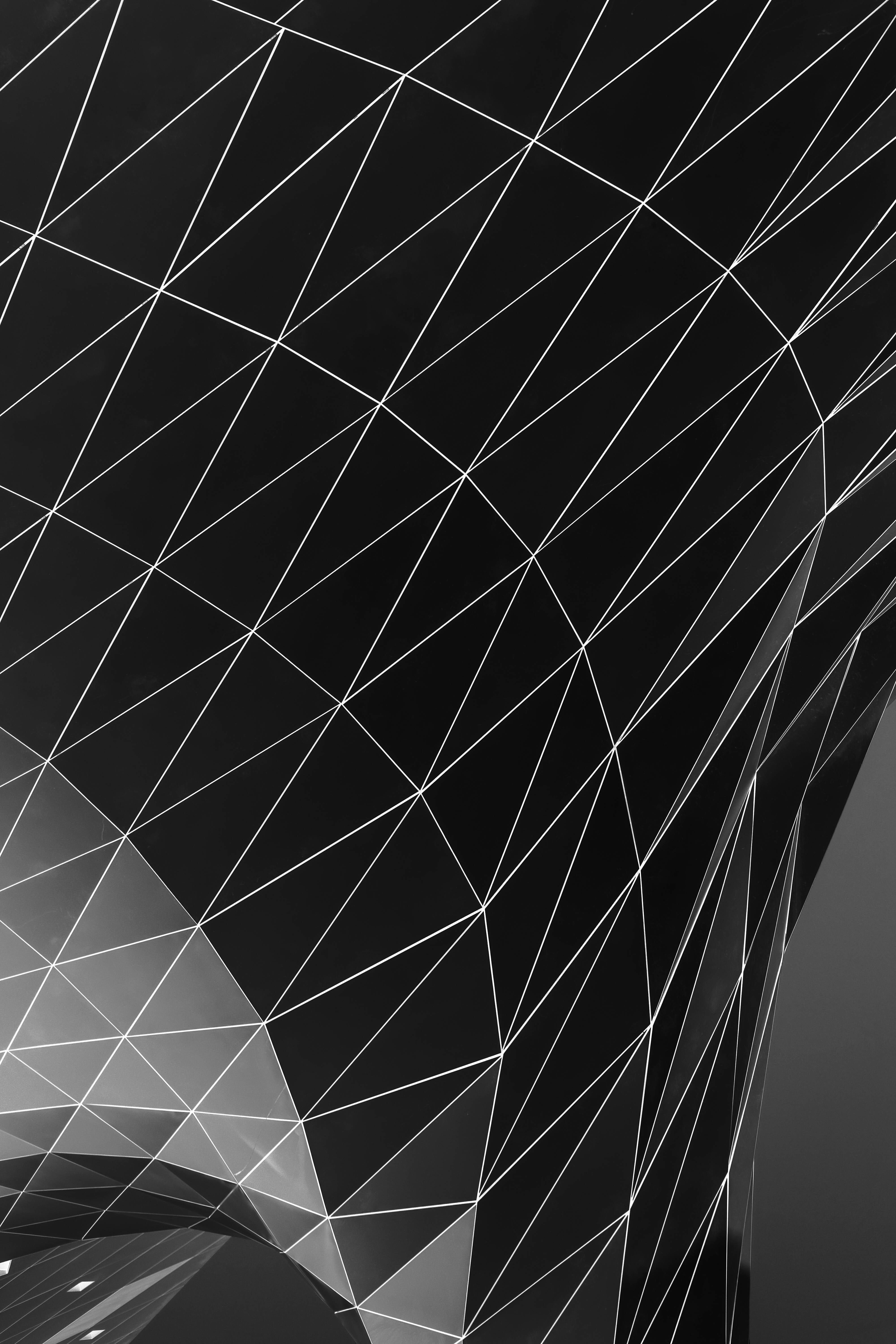 Simple Geometric Phone 桌布 壁紙 — 一個時尚的黑白抽象圖案，由交叉線條形成動態三角形面，帶有微妙的漸變。