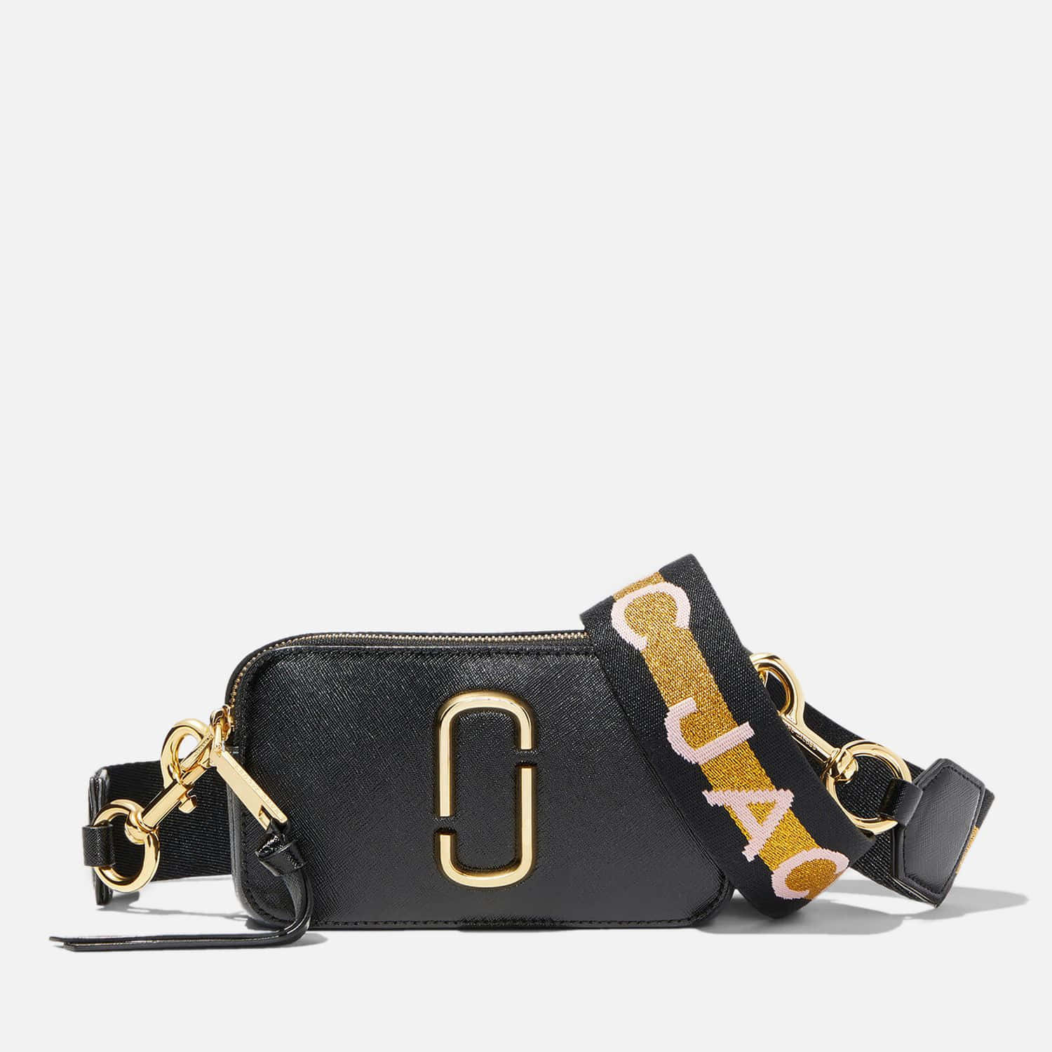 馬克·雅可布 桌布 壁紙 — 一個時尚的黑色 Marc Jacobs 相機包，配有金色金屬配件和品牌肩帶，放在純白色背景上。