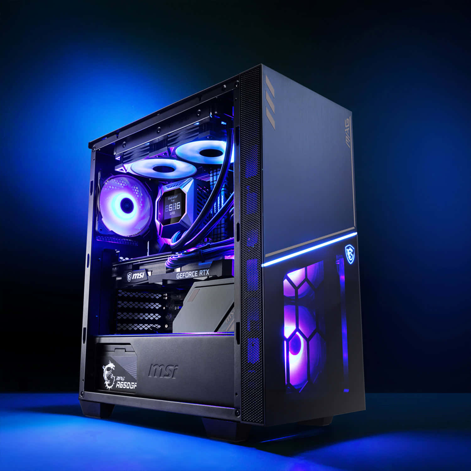 微星 桌布 壁紙 — 一個時尚的黑色 MSI 遊戲電腦機殼，帶有充滿活力的紫色和藍色 LED 照明，在深藍色漸變背景上照亮其內部組件。