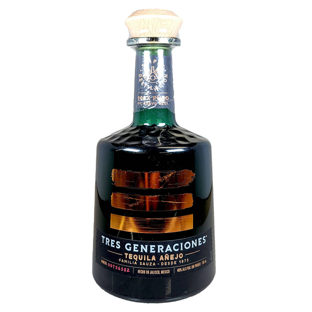 alcohol 桌布 壁紙 — 一個時尚的黑色 Tres Generaciones Tequila Añejo 酒瓶，帶有金色裝飾和木質瓶蓋，矗立在潔白的背景前。