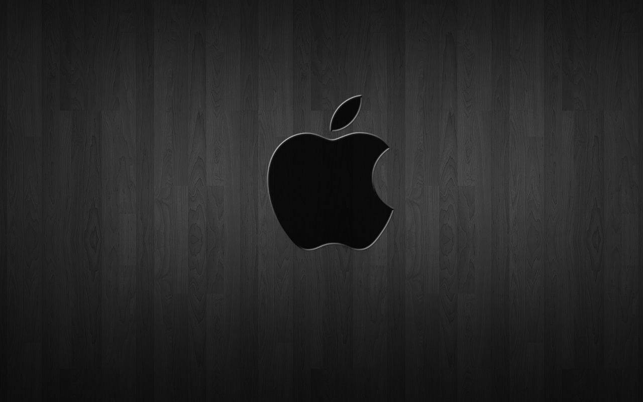 蘋果 桌布 壁紙 — 一個時尚的黑色Apple標誌，居中在深色木紋紋理背景上。