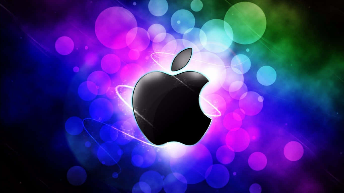 1366x768 Apple 桌布 壁紙 — 一個時尚的黑色Apple標誌在充滿紫色、藍色和綠色散景燈光的鮮豔宇宙背景中發光。