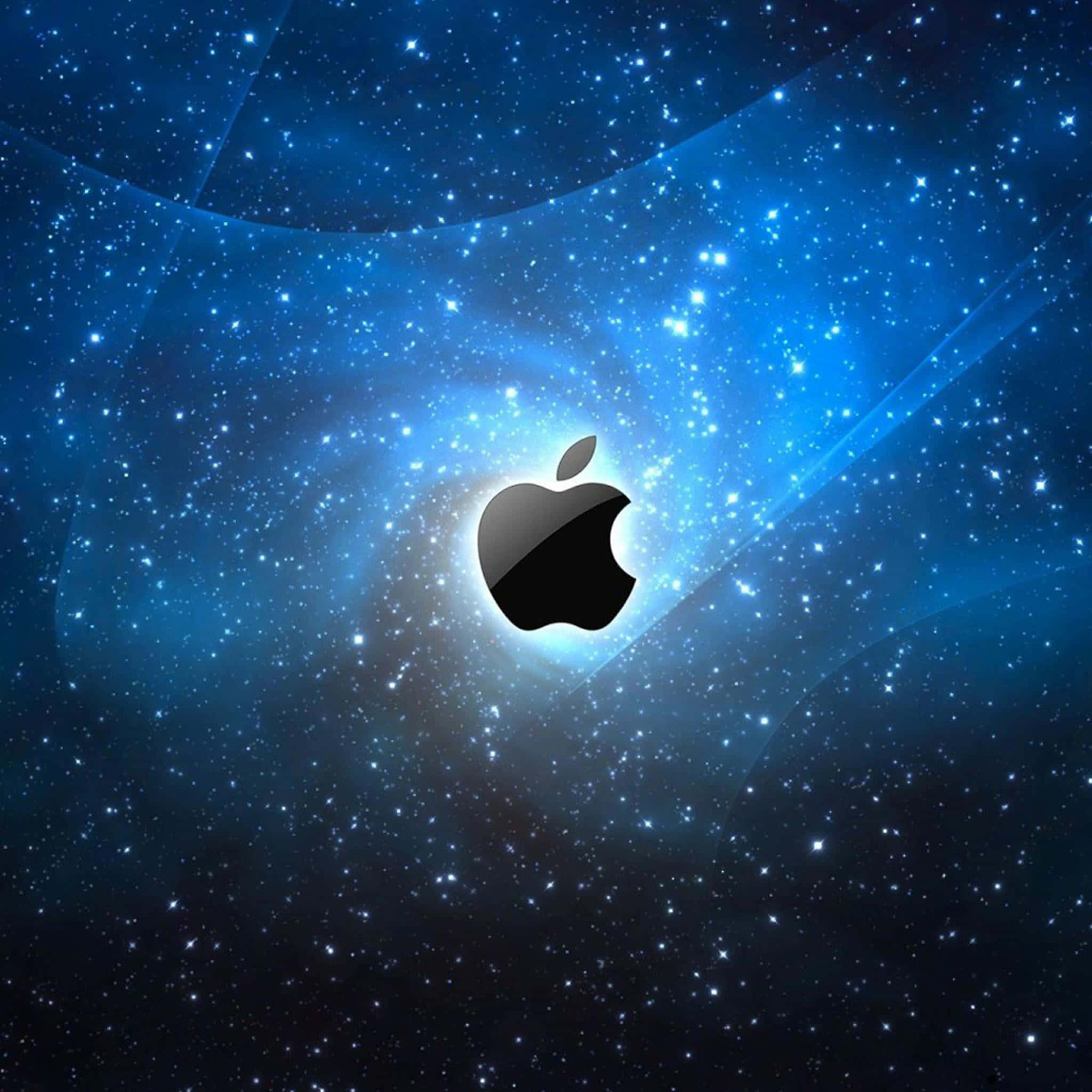 iPad Air 2 桌布 壁紙 — 一個時尚的黑色Apple標誌在充滿閃爍星星的旋轉宇宙藍色星雲中發光。