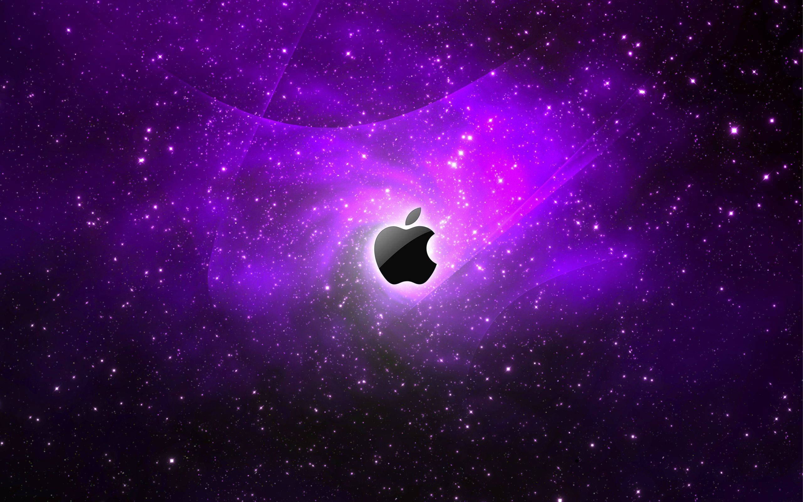 黑紫美學 桌布 壁紙 — 一個時尚的黑色Apple標誌在充滿閃爍星星的鮮豔紫色宇宙星雲中心發光。