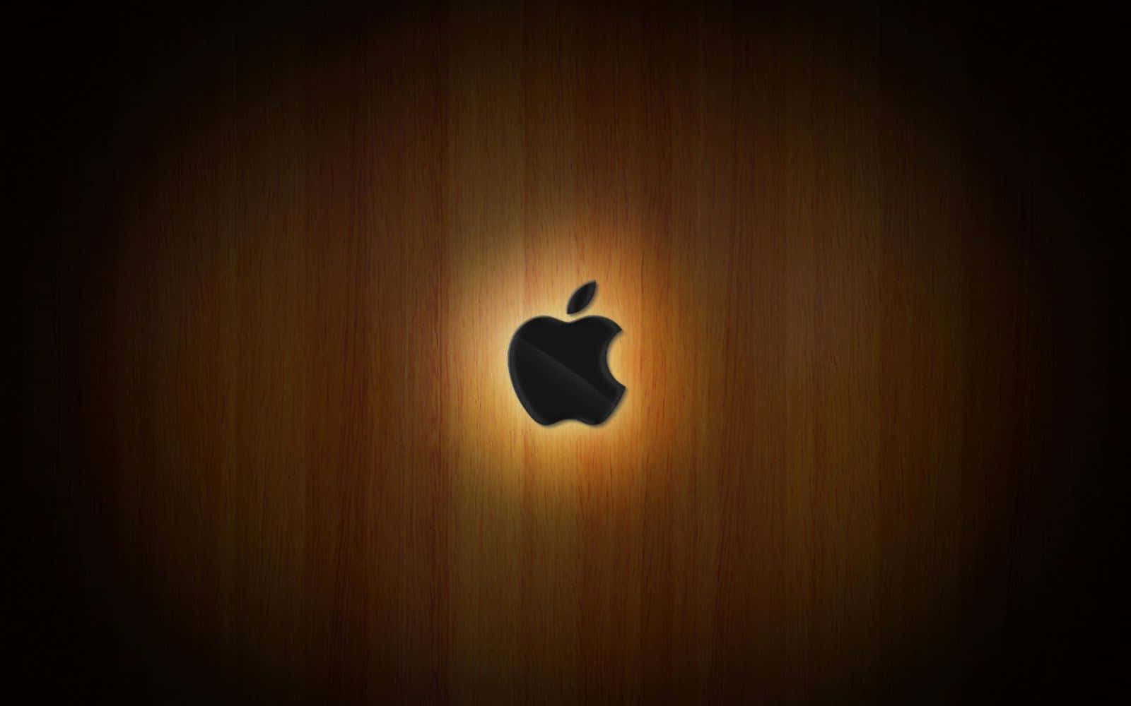 Apple Mac Desktop 桌布 壁紙 — 一個時尚的黑色Apple標誌在溫暖的木質背景上柔和發光，帶有放射光效果。