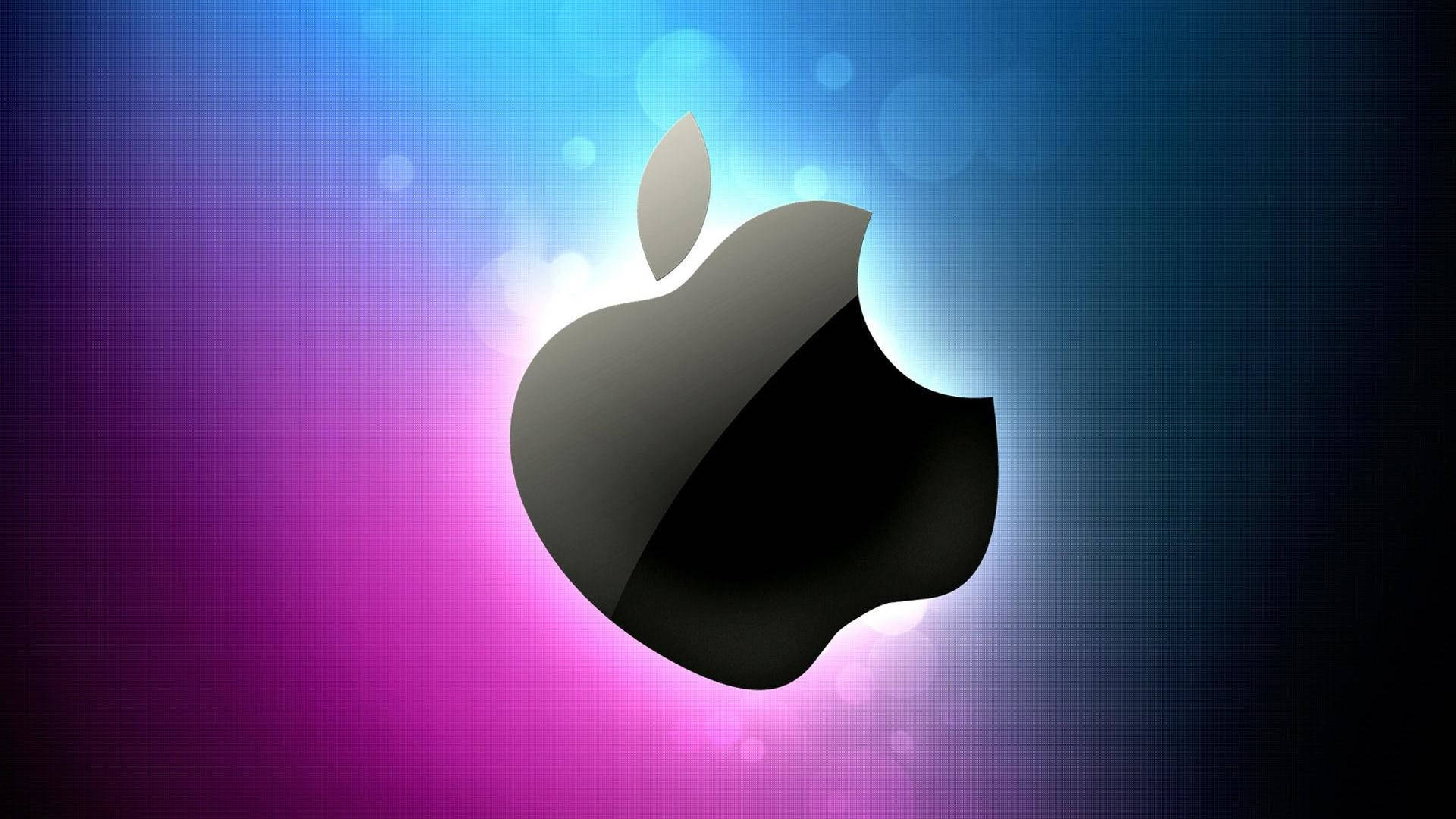 Cool Pc 桌布 壁紙 — 一個時尚的黑色Apple標誌在藍色和紫色的鮮豔漸變中發光，帶有柔和的散景燈光。