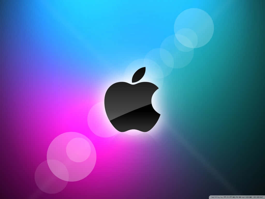 4K Apple 桌布 壁紙 — 一個時尚的黑色Apple標誌在藍色、紫色和青綠色的鮮豔漸變背景上發光，並帶有柔和的散景燈光。