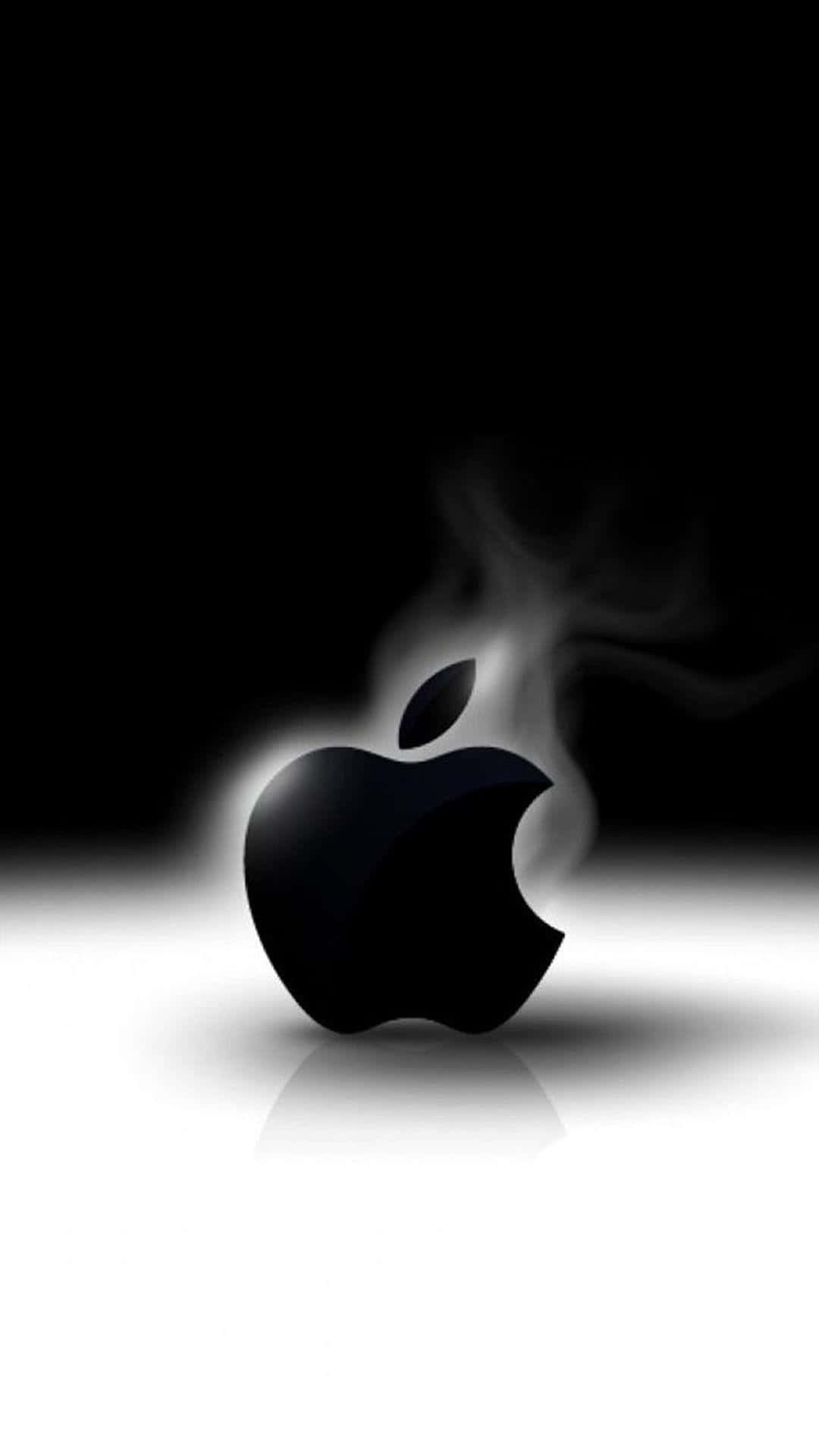 iPhone 13 桌布 壁紙 — 一個時尚的黑色Apple標誌在黑白漸變背景上散發出縷縷煙霧。