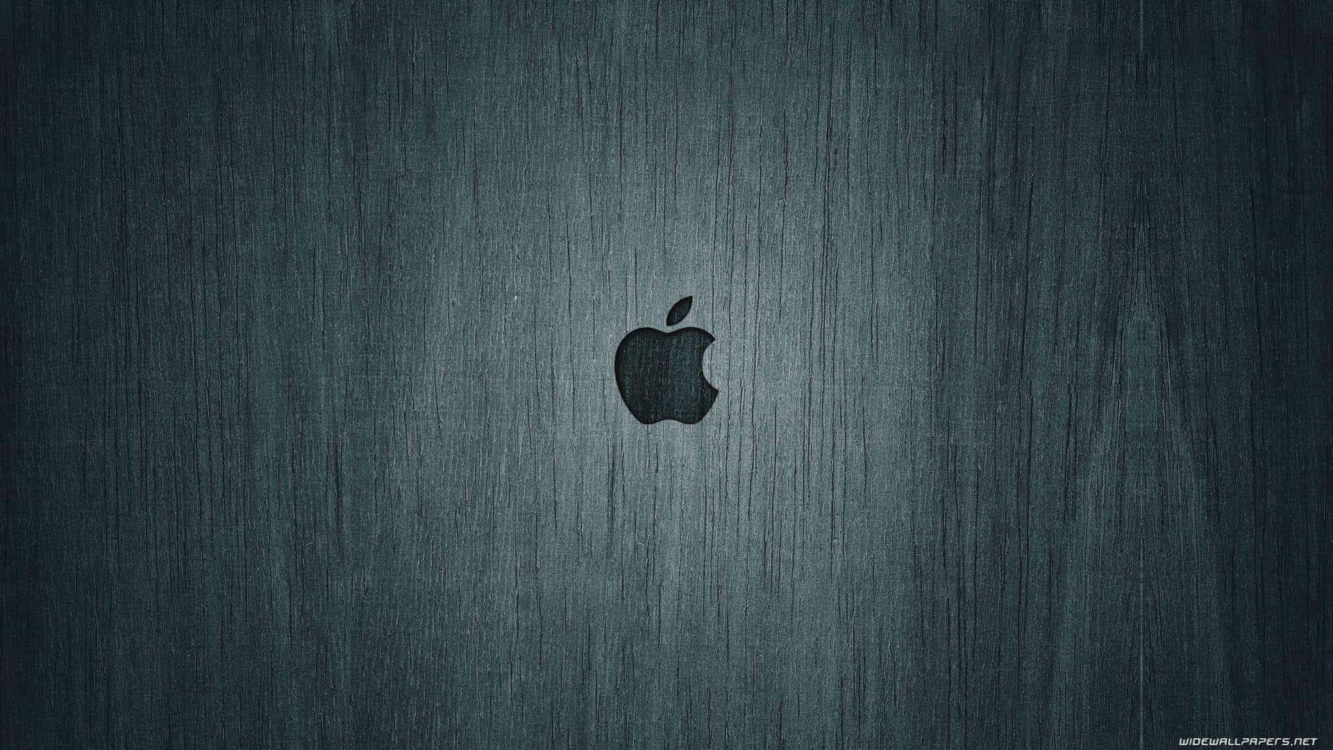 1920x1080 Apple 桌布 壁紙 — 一個時尚的黑色Apple標誌居中於帶有垂直拉絲紋理的深色金屬表面。