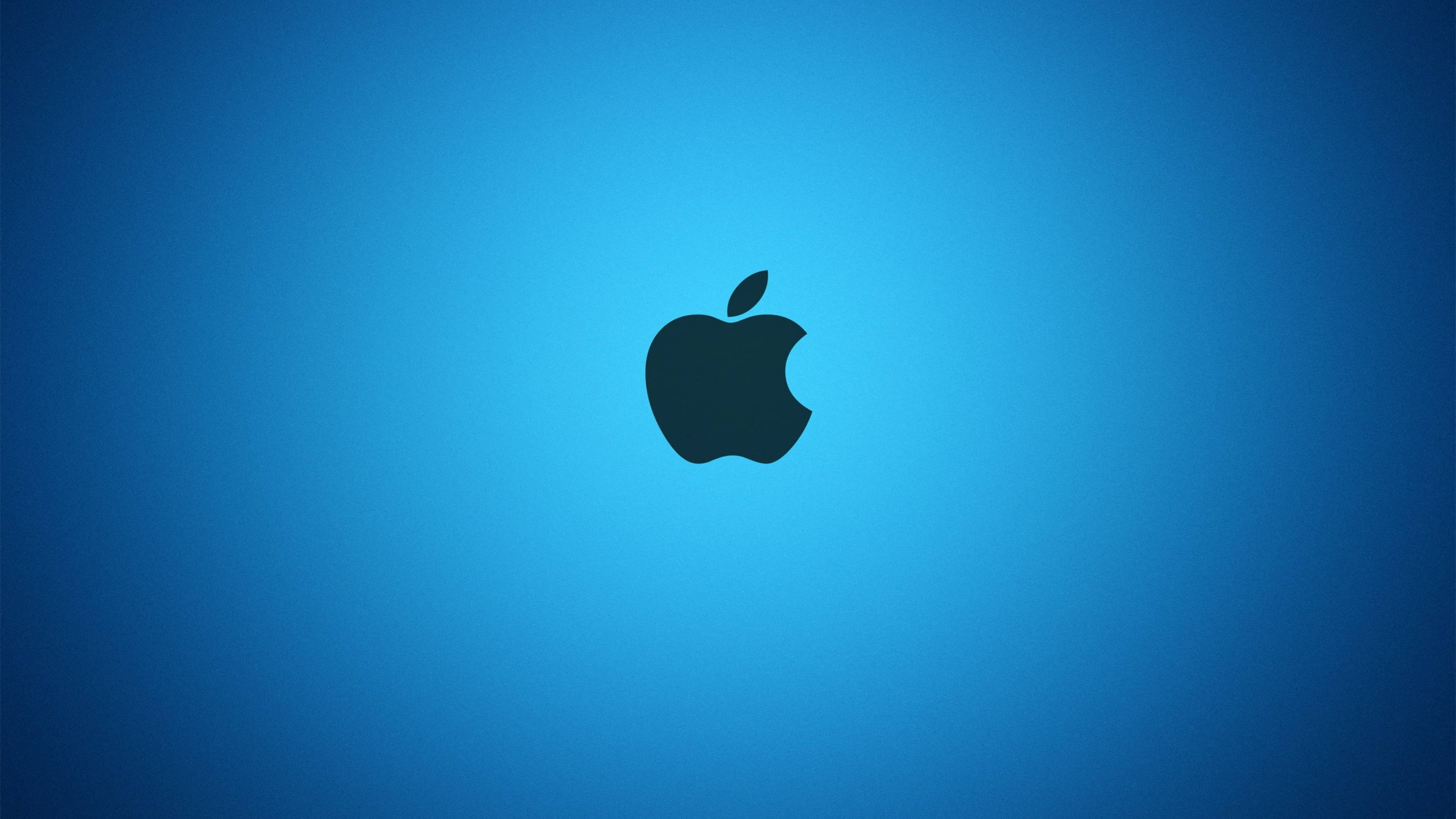 Apple 4K Ultra HD 桌布 壁紙 — 一個時尚的黑色Apple標誌居中在漸變藍色背景上。