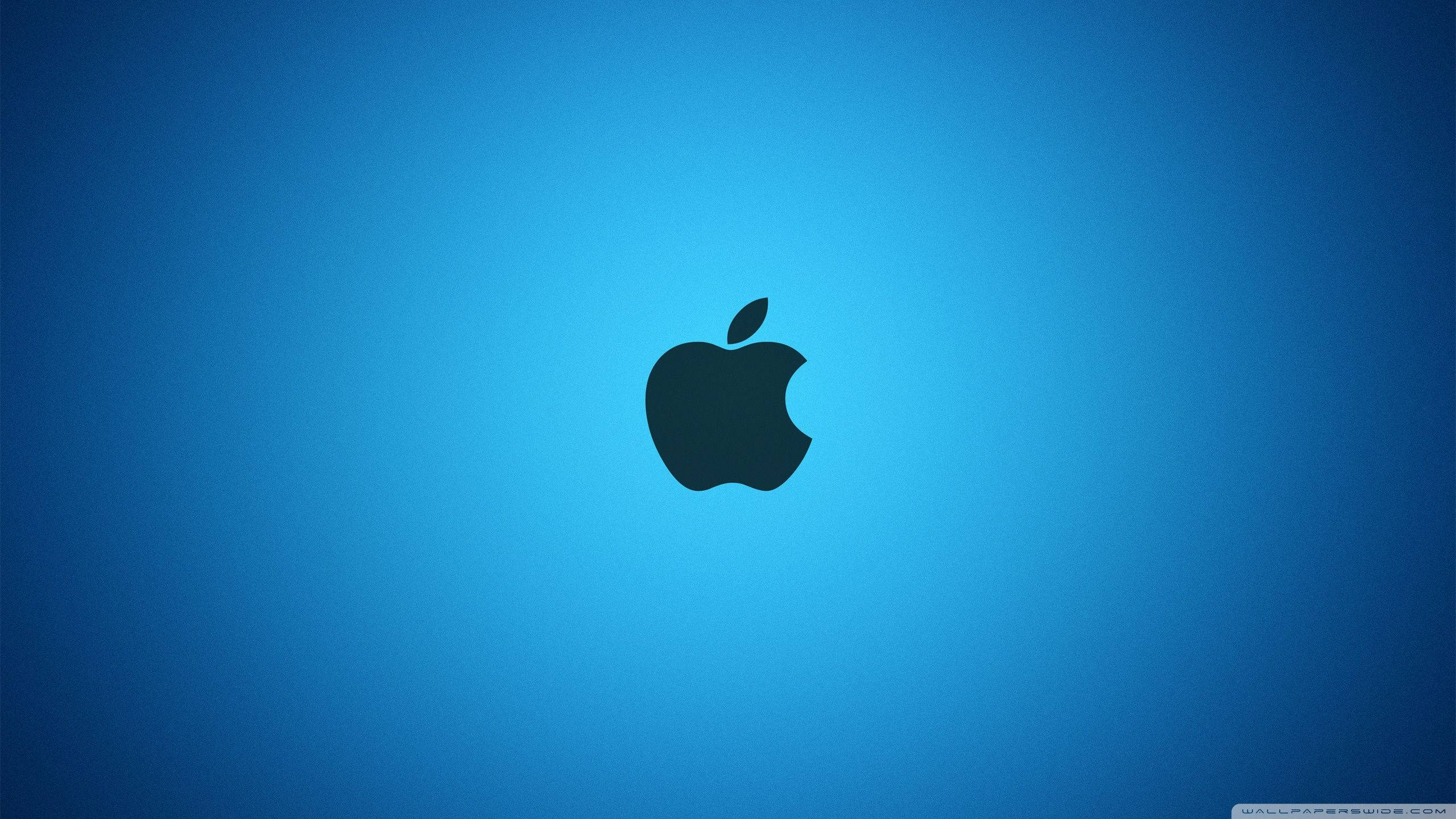 蘋果 桌布 壁紙 — 一個時尚的黑色Apple標誌居中在漸變藍色背景上。