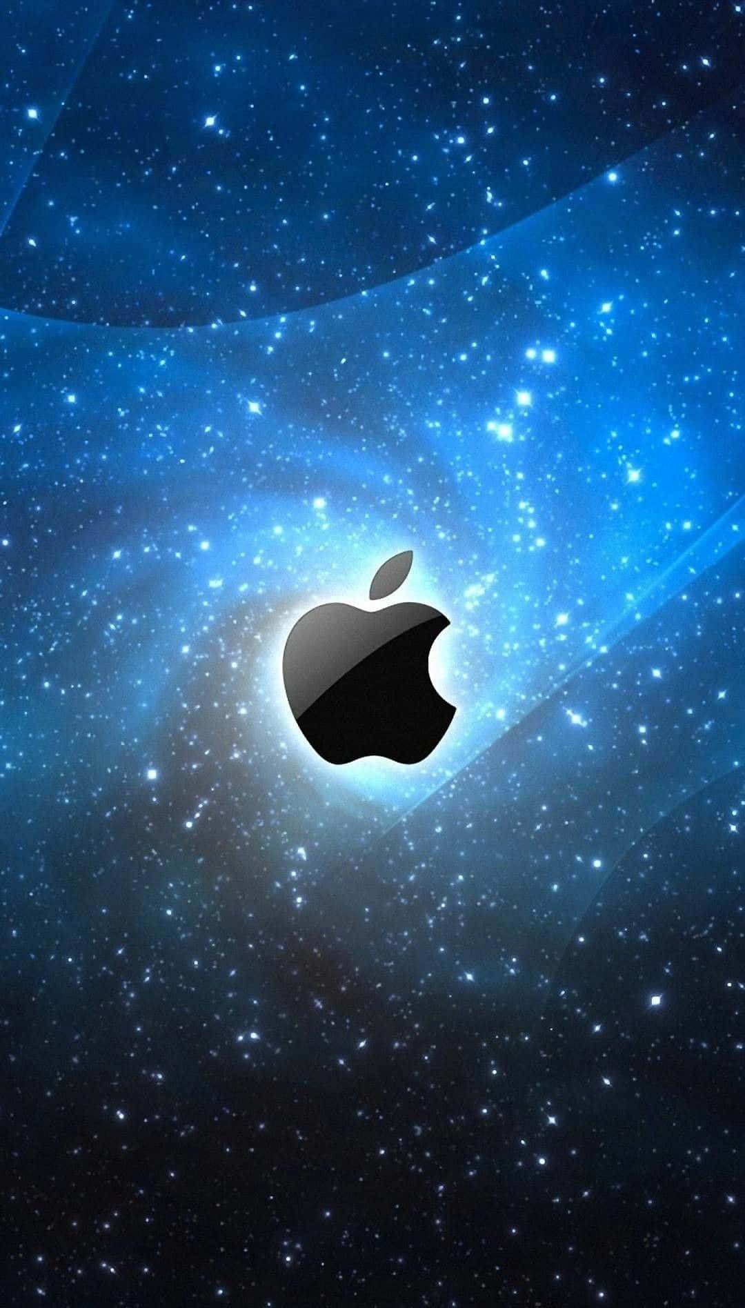 Pixel 3 Apple 桌布 壁紙 — 一個時尚的黑色Apple標誌漂浮在旋轉的藍色星空中，帶有發光的宇宙射線和散落的星星。