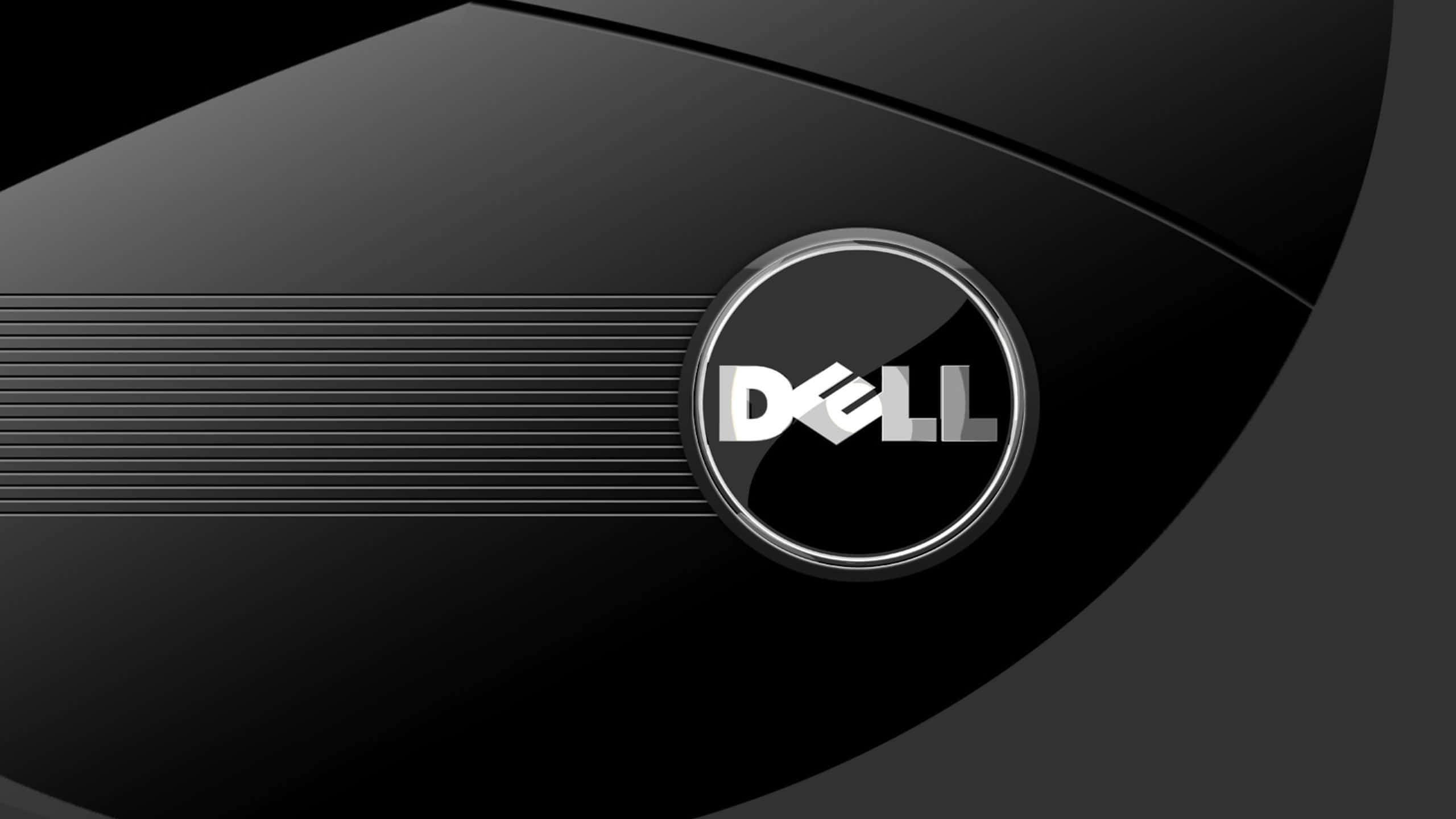 Dell 桌布 壁紙 — 一個時尚的黑色Dell標誌，帶有銀色邊框，位於帶有水平凹槽的光滑曲面上。