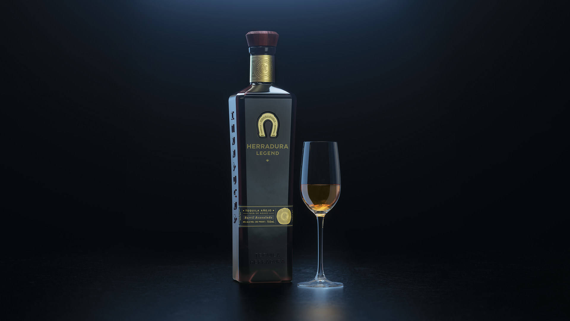 手機 桌布 壁紙 — 一個時尚的黑色Herradura Legend龍舌蘭酒瓶立在一個裝滿酒的玻璃杯旁邊，背景是深色漸變，帶有戲劇性的聚光燈。