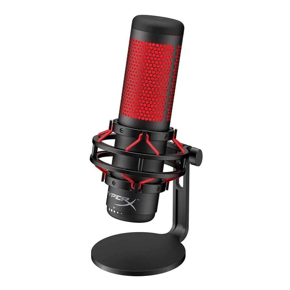Microphone 桌布 壁紙 — 一個時尚的黑色HyperX電容麥克風，帶有紅色六角形網格和紅色懸掛線，立在堅固的底座上，背景是乾淨的白色。