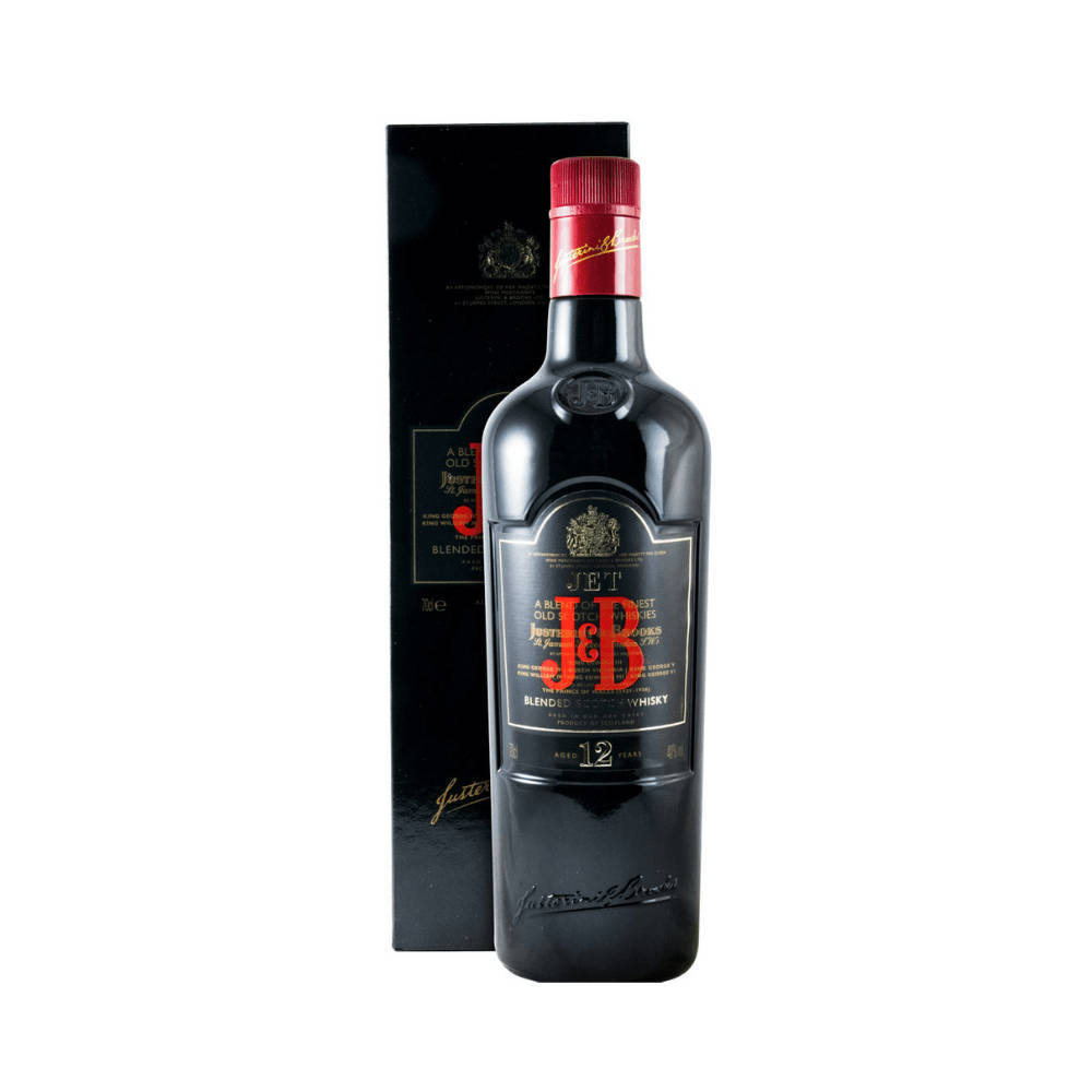 drinks 桌布 壁紙 — 一個時尚的黑色J&B 12年調和蘇格蘭威士忌瓶，帶紅色瓶蓋，站在其匹配的黑色盒子旁邊，背景為白色。