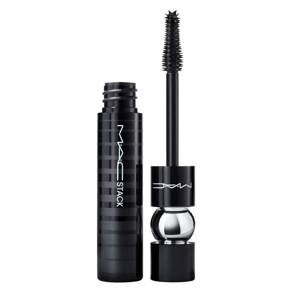 Mac Cosmetics 桌布 壁紙 — 一個時尚的黑色MAC Stack睫毛膏瓶，刷頭伸出，置於潔白背景上。