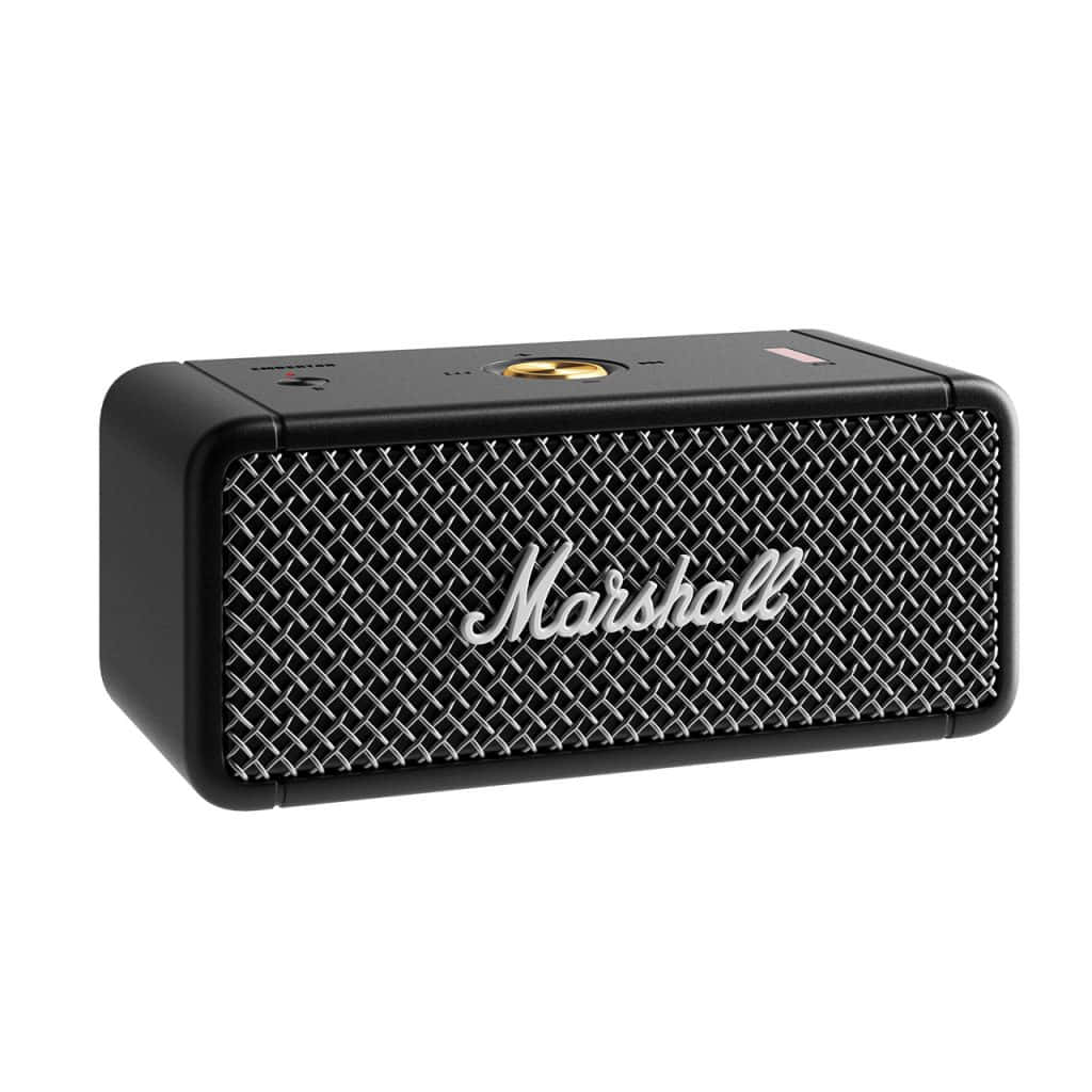 Marshall 桌布 壁紙 — 一個時尚的黑色Marshall藍牙揚聲器，帶有銀色格柵和金色點綴按鈕，置於潔白背景上。