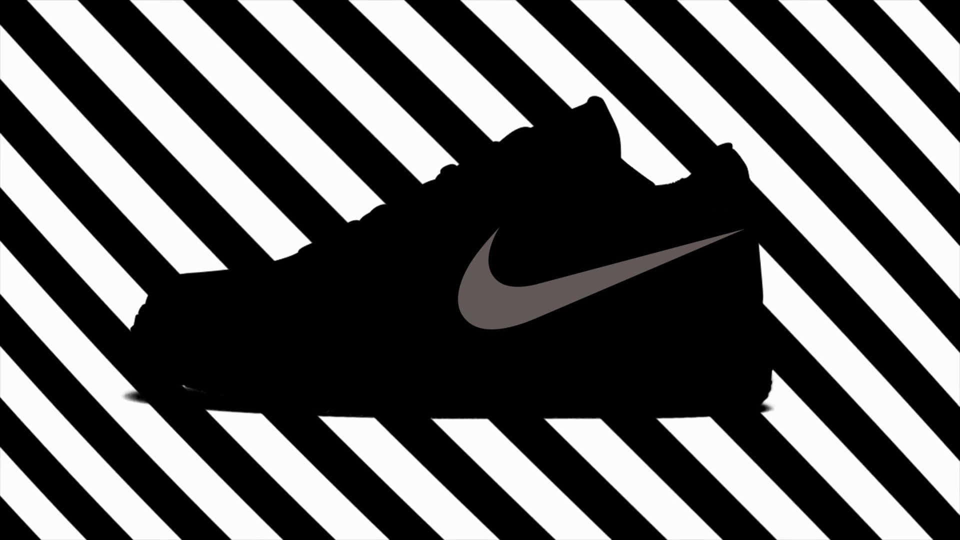 Black Air Force 桌布 壁紙 — 一個時尚的黑色Nike運動鞋輪廓，帶有灰色swoosh標誌，大膽地矗立在對比強烈的黑白斜紋背景前。