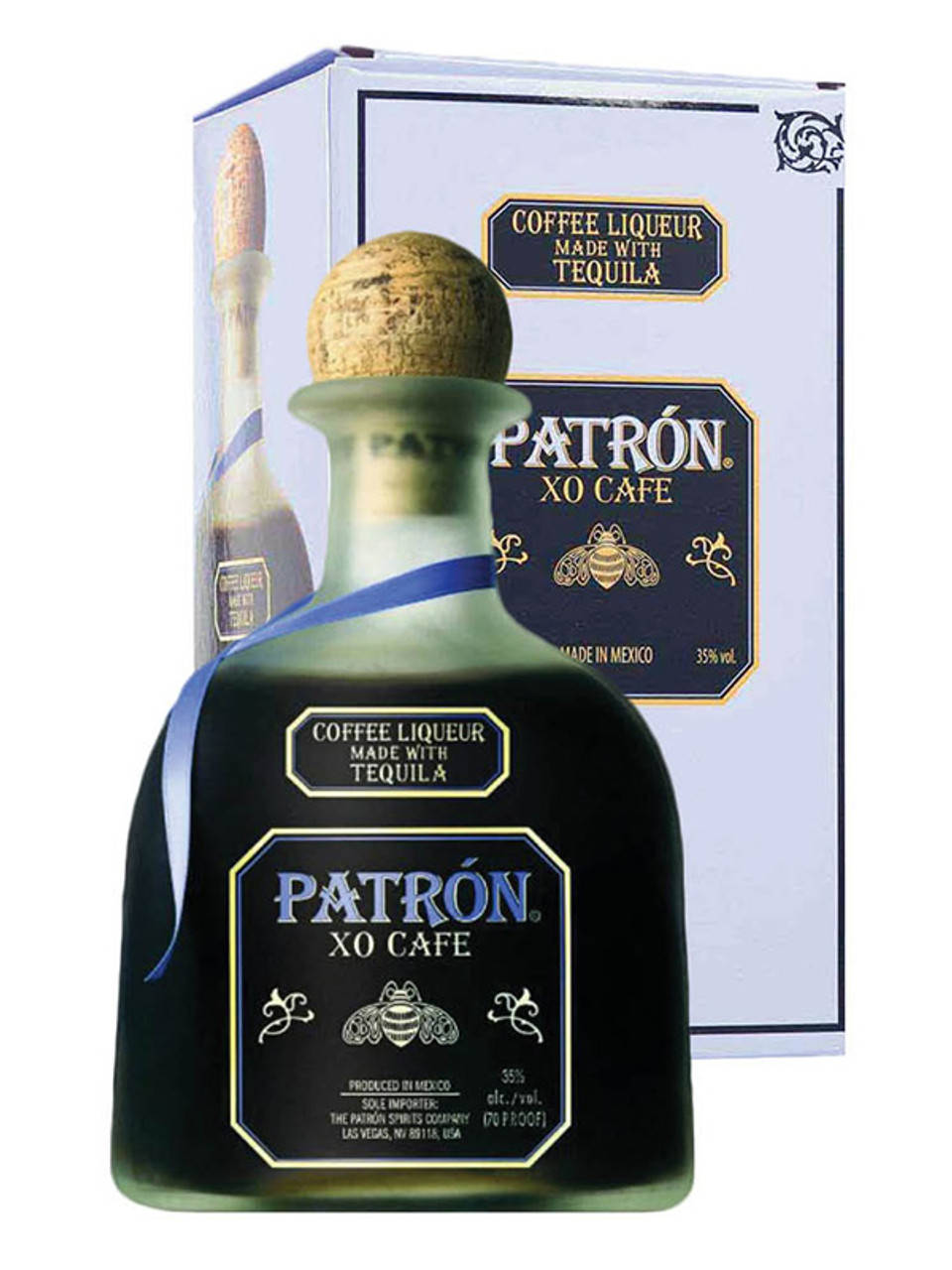 bottle 桌布 壁紙 — 一個時尚的黑色Patrón XO Café咖啡利口酒瓶，帶有軟木塞和藍色絲帶，放在其匹配的盒子前面。