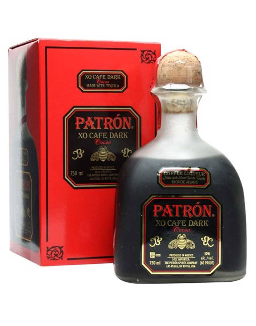 bottle 桌布 壁紙 — 一個時尚的黑色Patrón XO Cafe Dark咖啡利口酒瓶，帶有軟木塞，旁邊是其鮮紅色的盒子，背景為潔白。