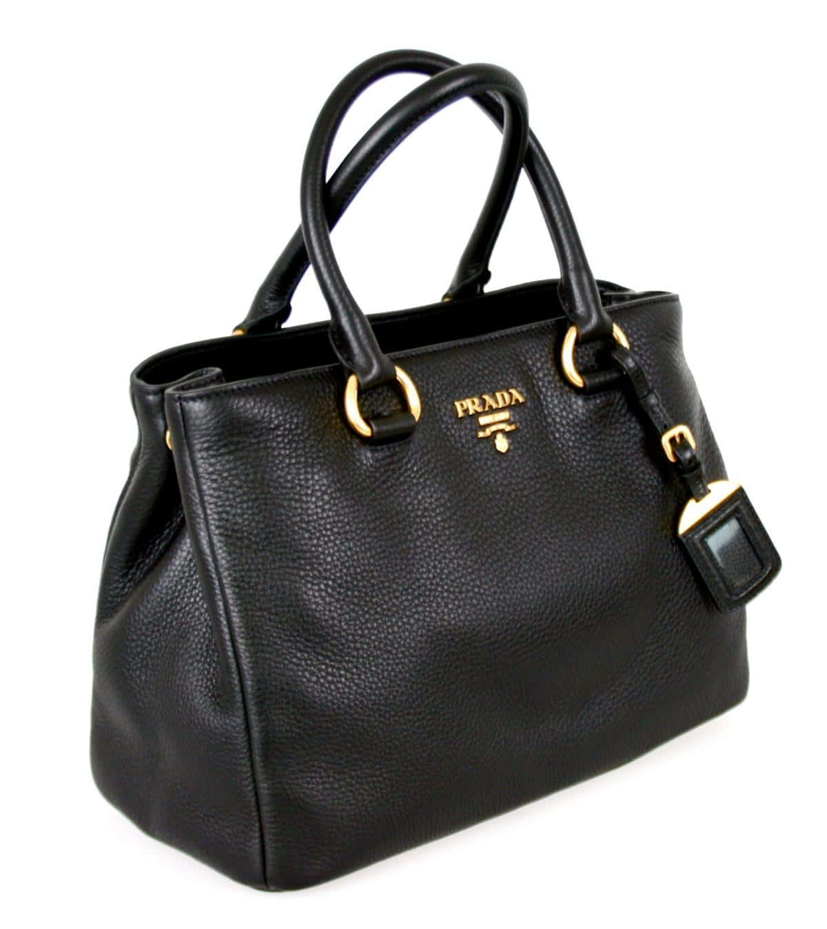 Prada 桌布 壁紙 — 一個時尚的黑色Prada手提包，配以金色金屬配件和紋理皮革，置於潔白背景前。