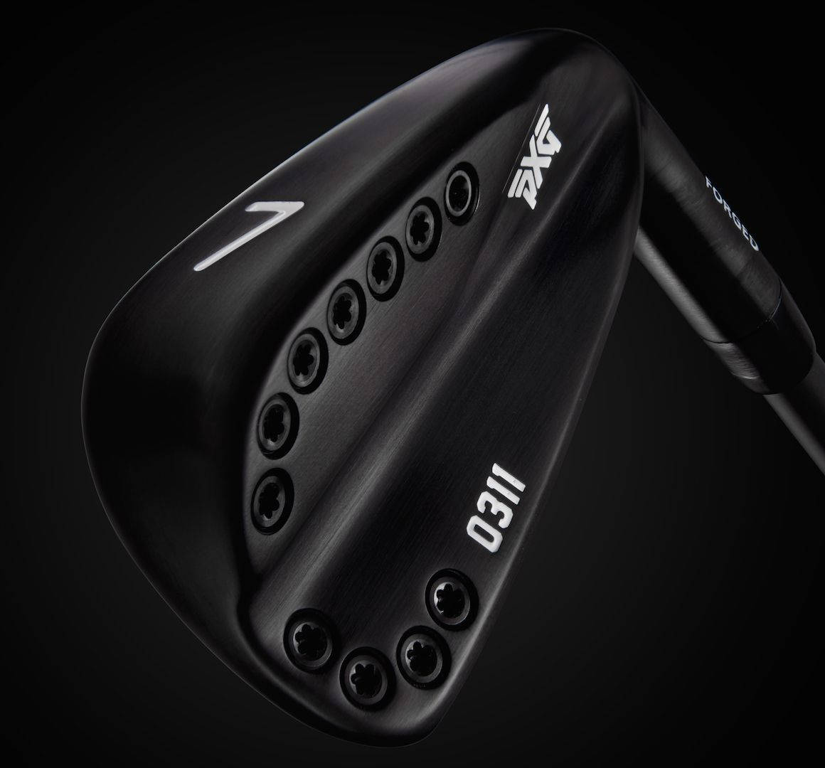 Golfing 桌布 壁紙 — 一個時尚的黑色PXG鍛造高爾夫鐵桿，帶有白色編號和星形螺絲，背景為深色。