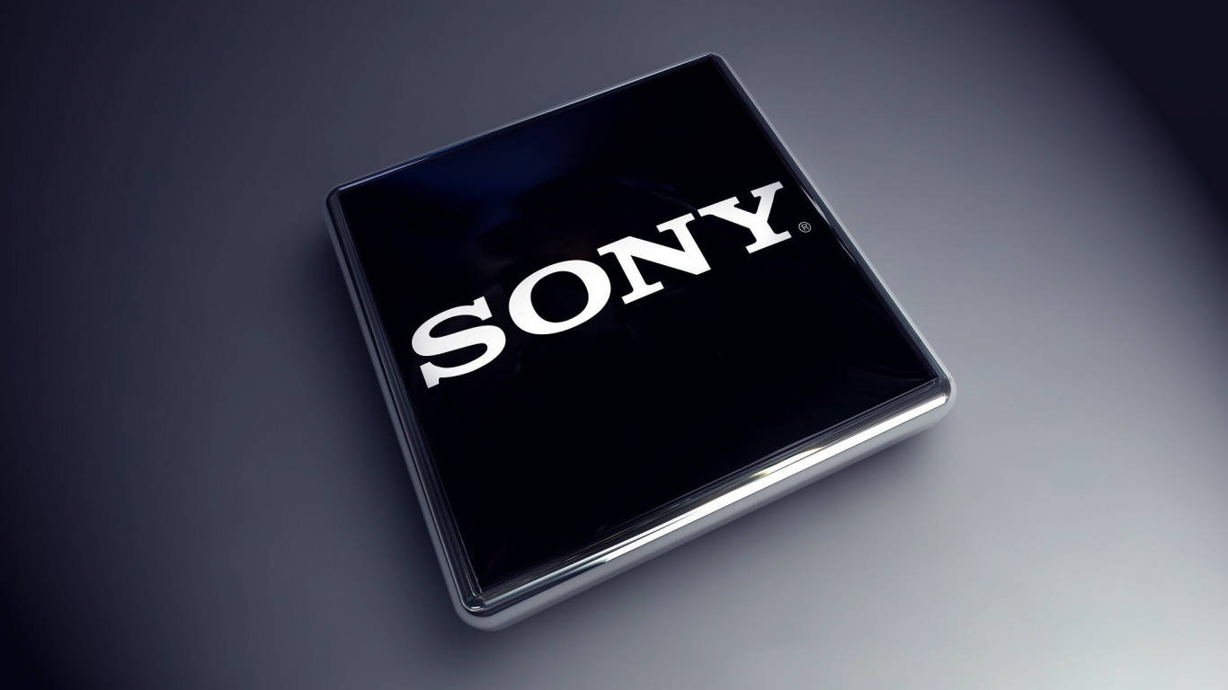 Sony 桌布 壁紙 — 一個時尚的黑色Sony標誌晶片在柔和的工作室燈光下放置在漸變灰色表面上。